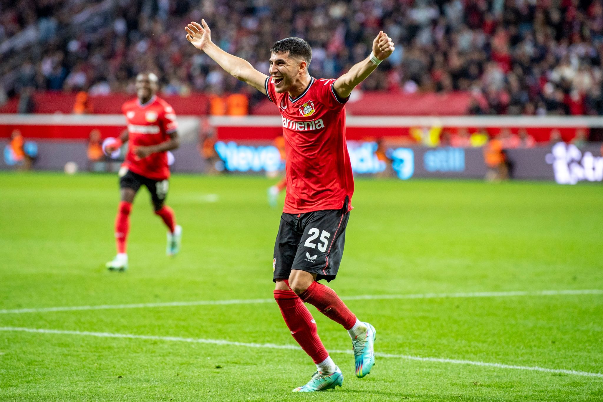 Bayer-Training: Weltmeister Palacios mit Spalier begrüßt