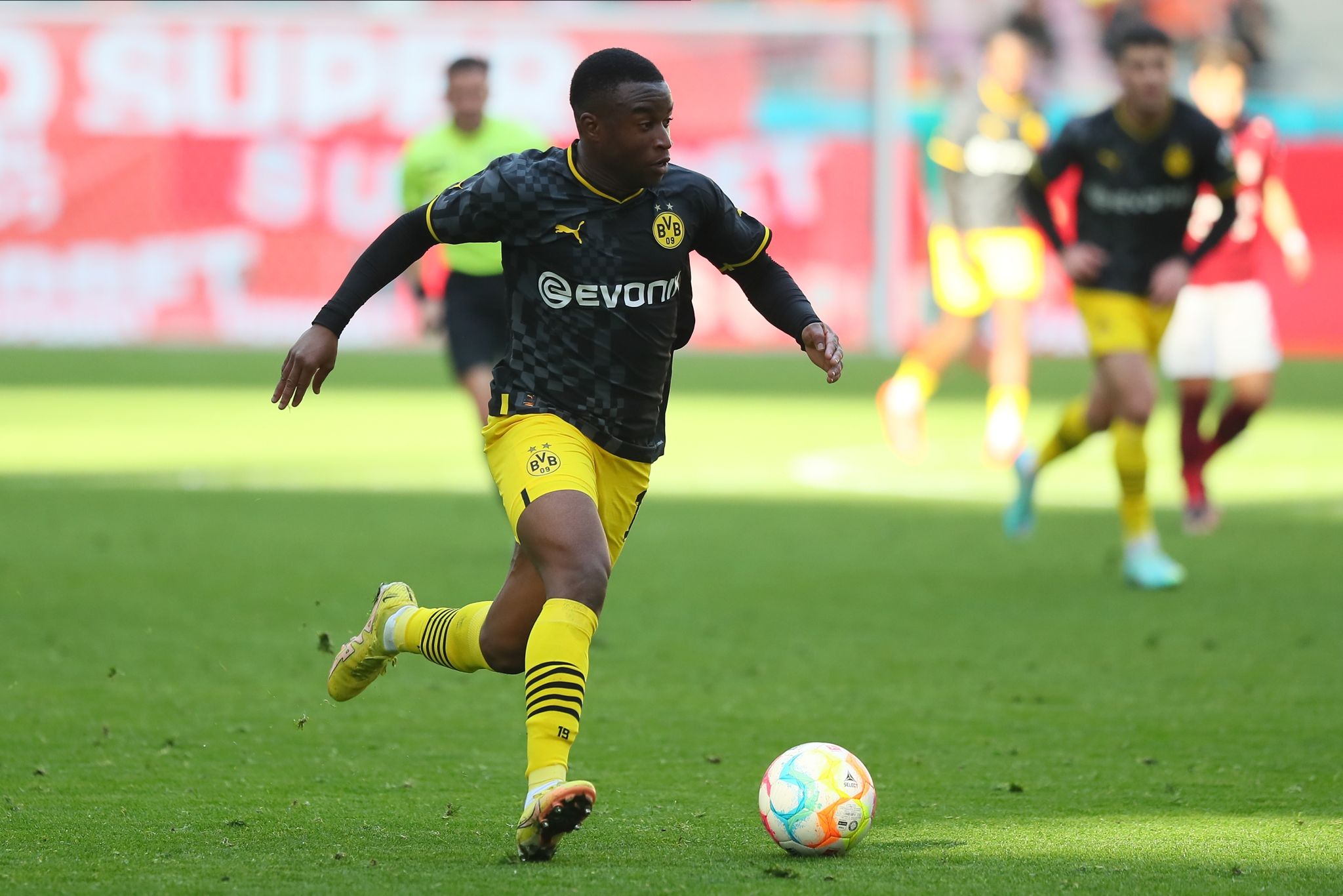 Stockende Vertragsgespräche beim BVB – Ultimatum für Moukoko