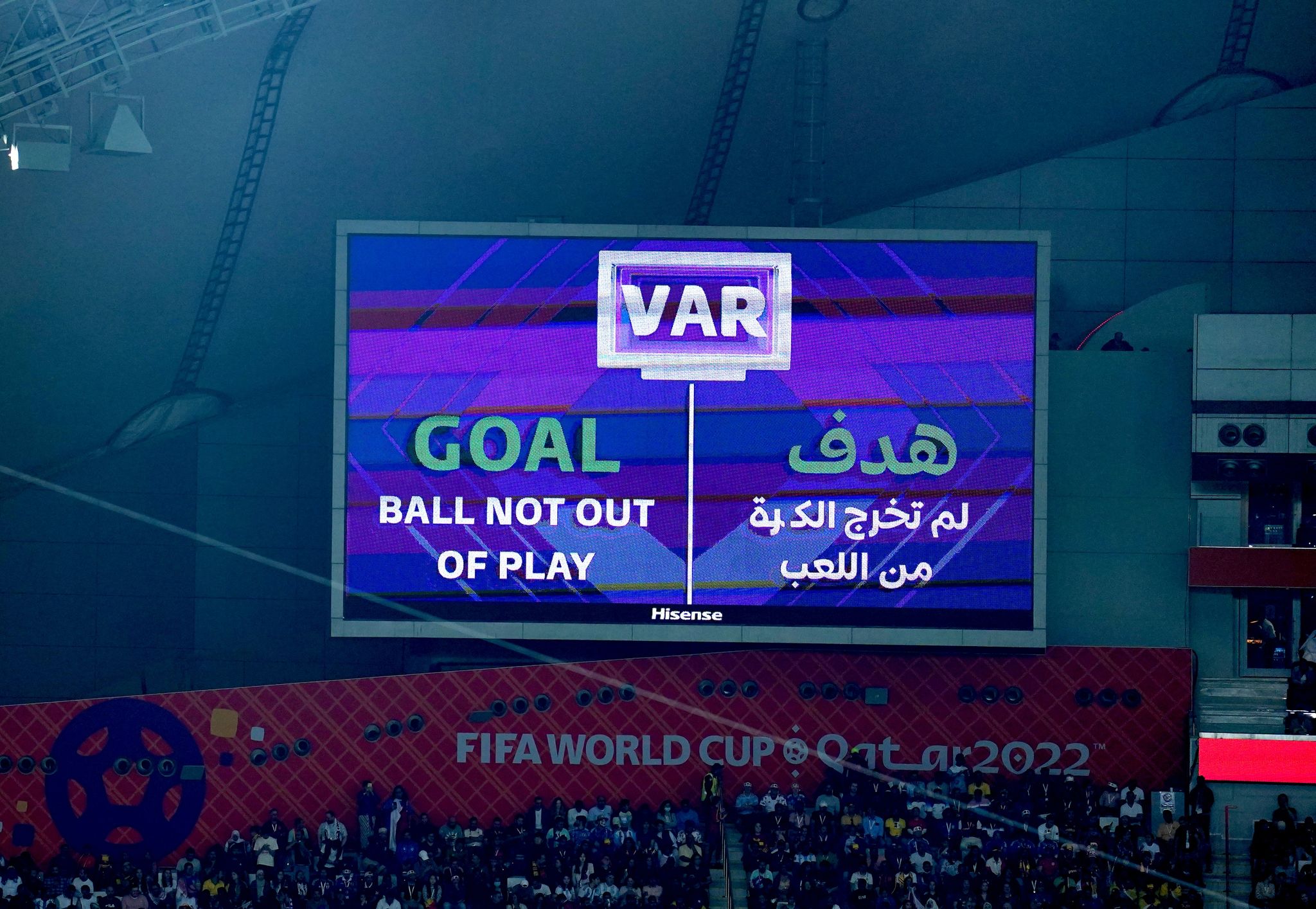 VAR-Entscheidung via Stadionmikro soll getestet werden