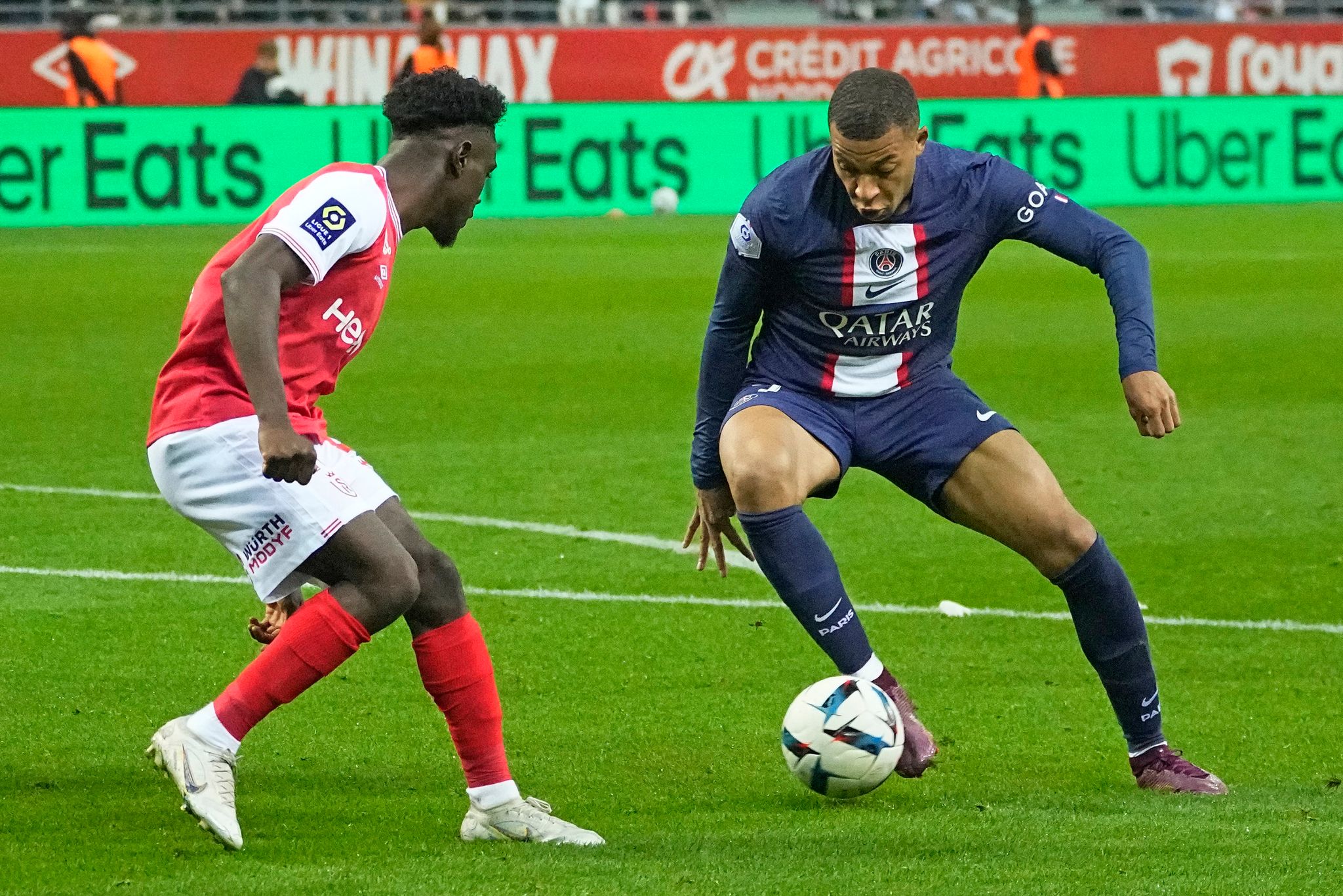 FC Augsburg holt Offensivspieler Mbuku