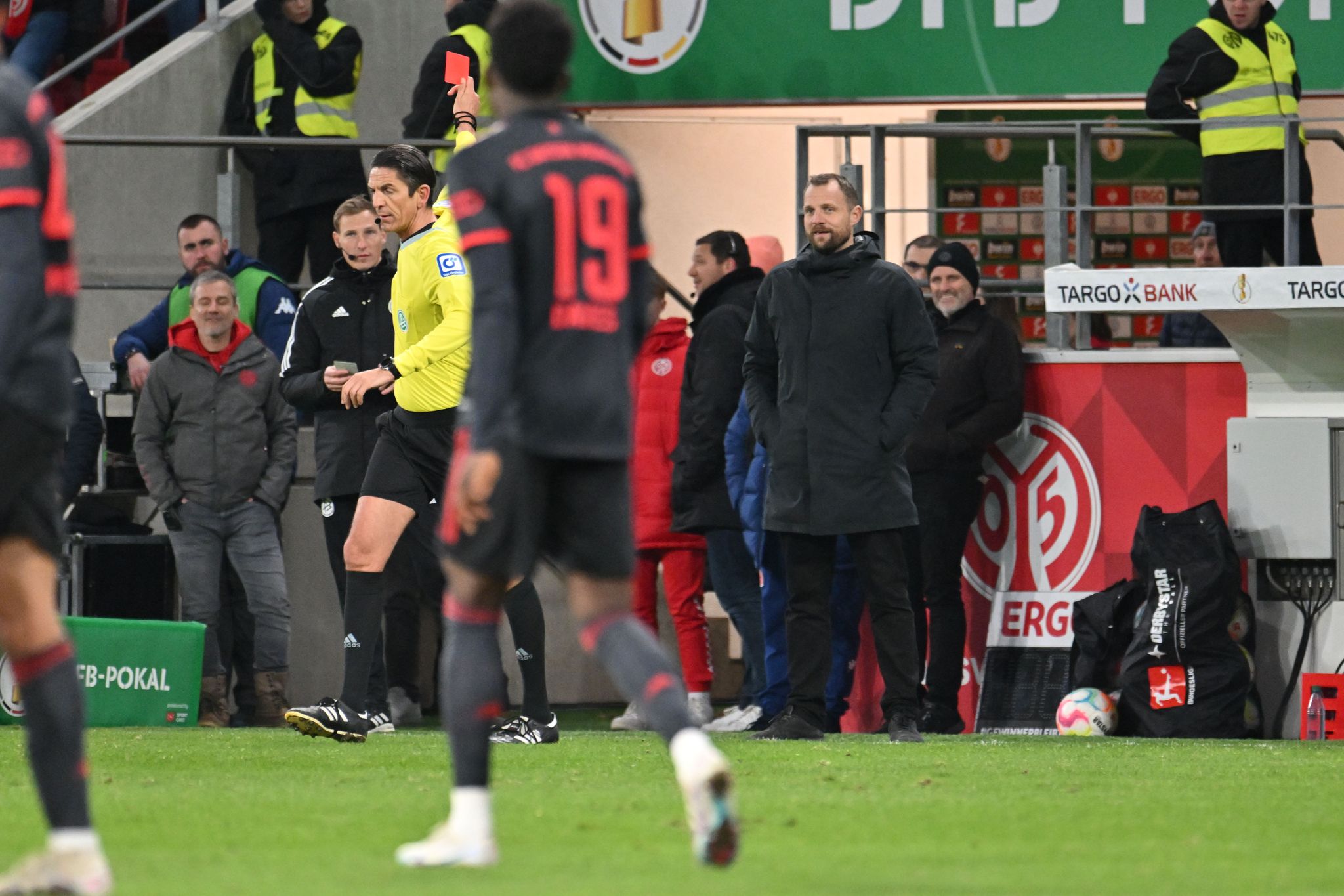 «Nicht die Mülleimer der Nation»: Schiri erklärt Trainer-Rot