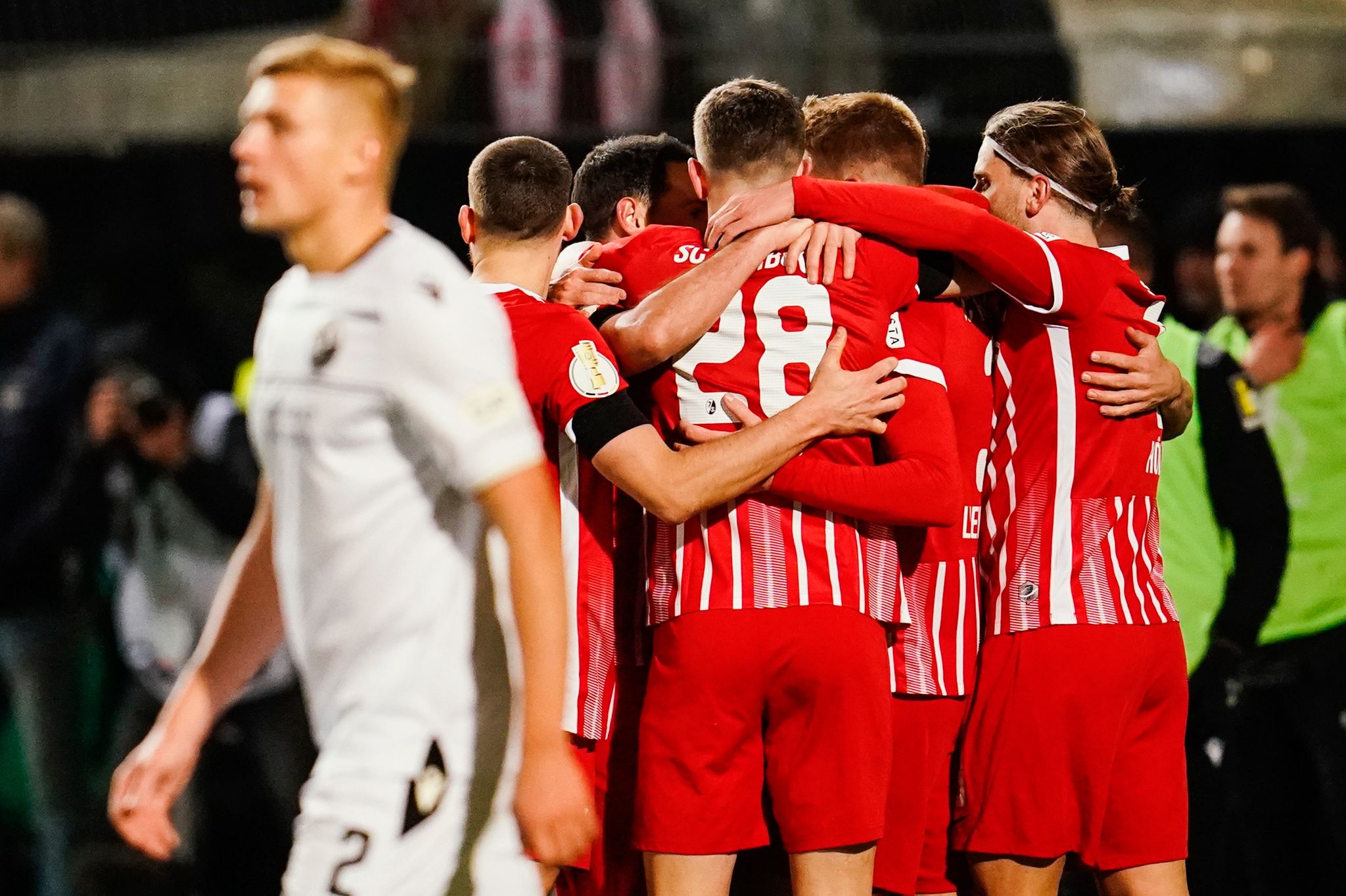 SC Freiburg mit späten Toren ins Viertelfinale