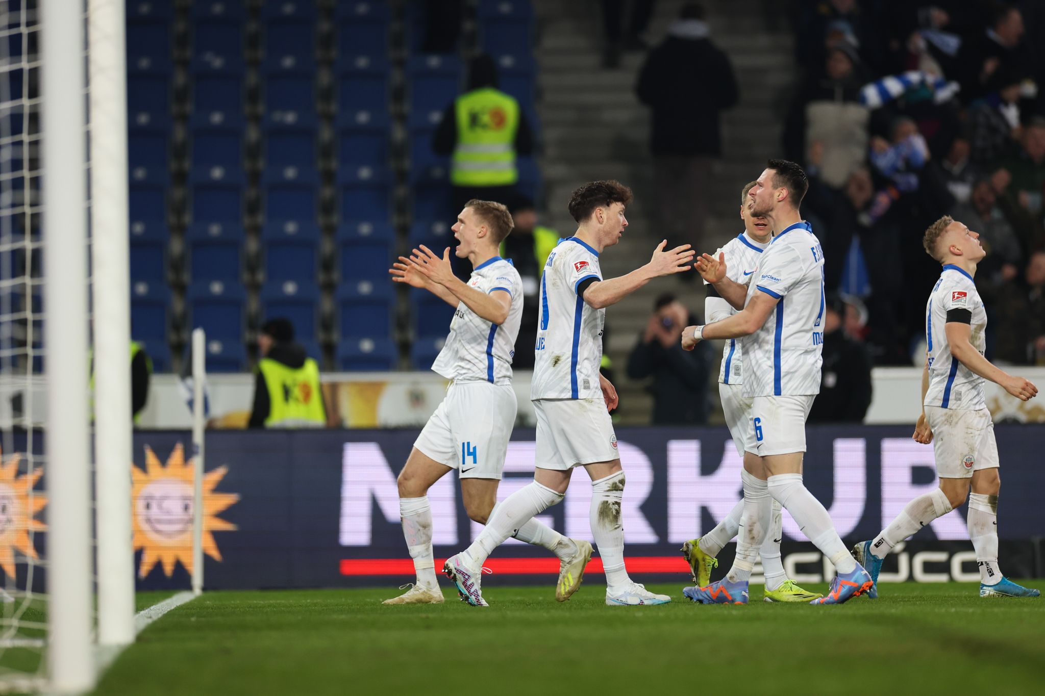 Bielefeld verliert ohne kranken Cheftrainer gegen Rostock