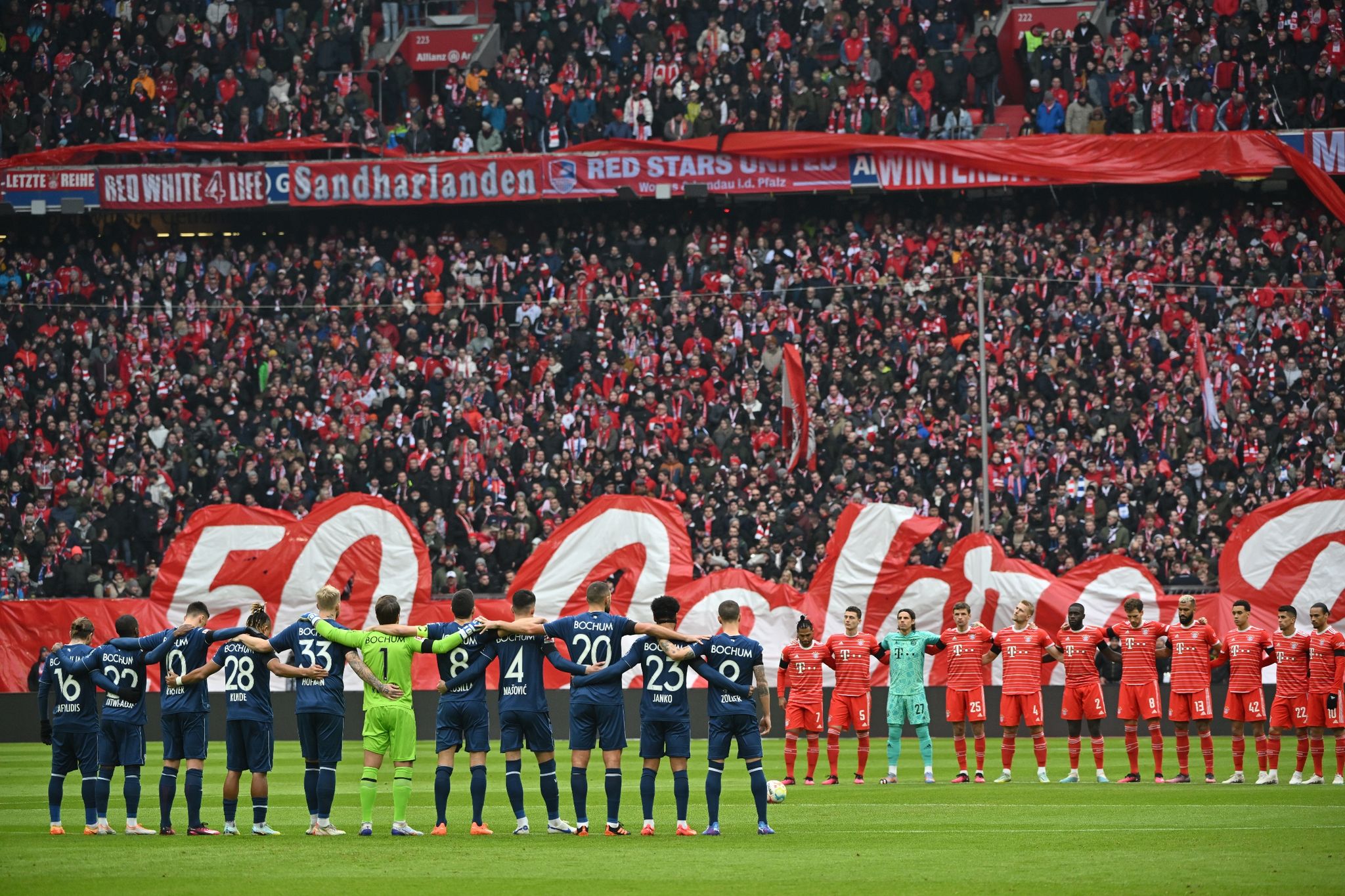 Bundesligisten mit Schweigeminute und Spenden
