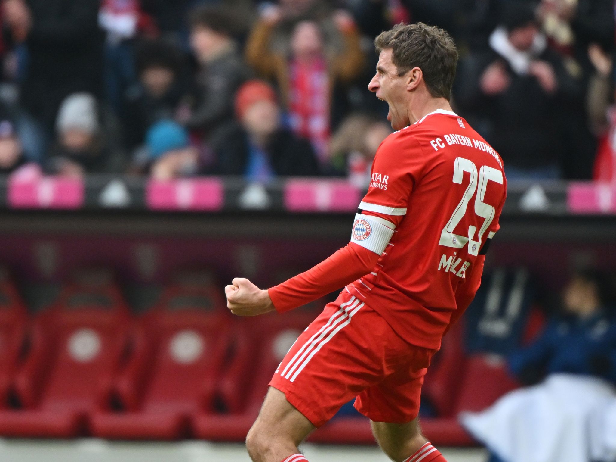 FC Bayern bleibt vorne, Dortmund dran