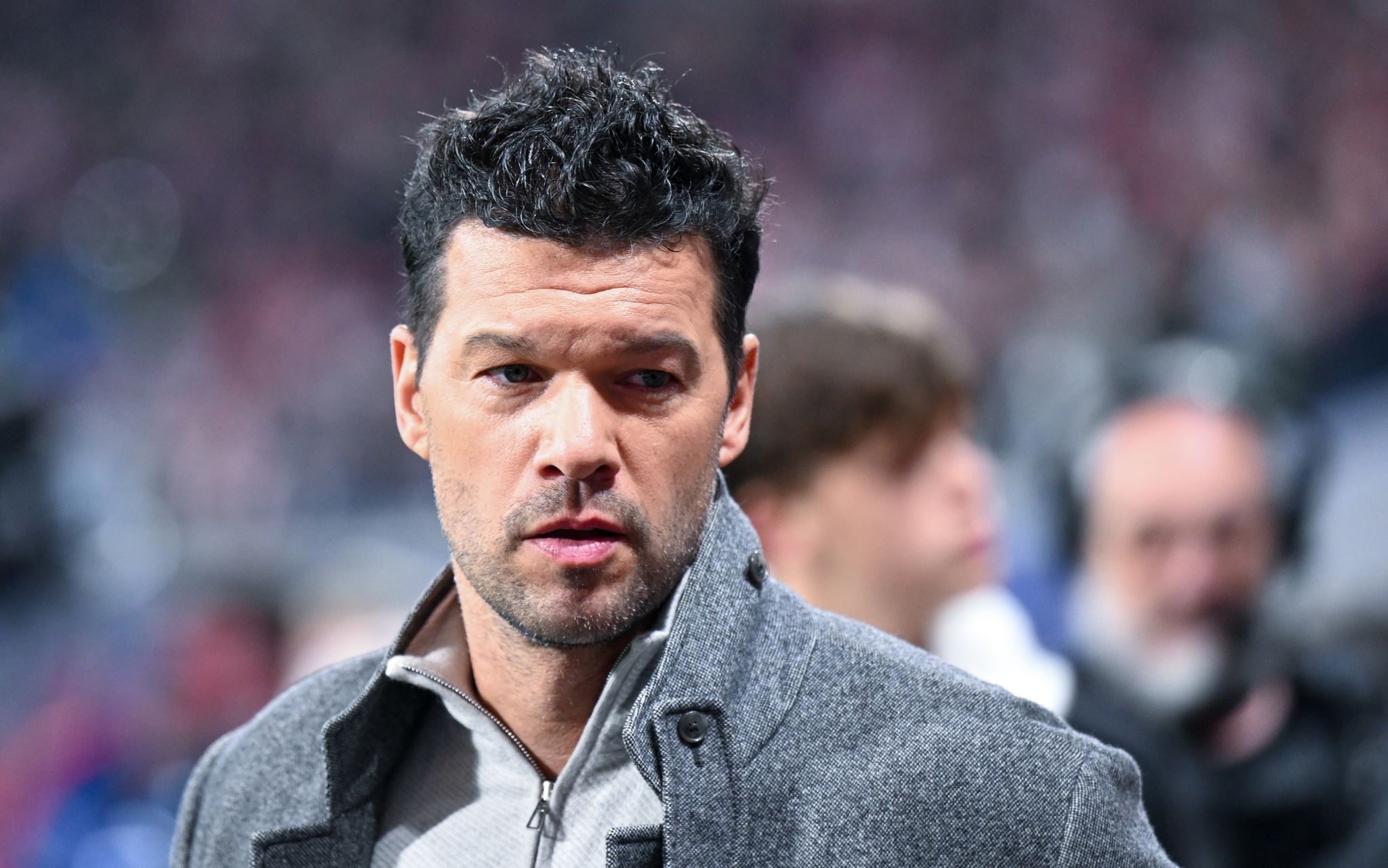 «Asi, ey»: Bierdusche für DAZN-Experte Ballack bei BVB-Tor