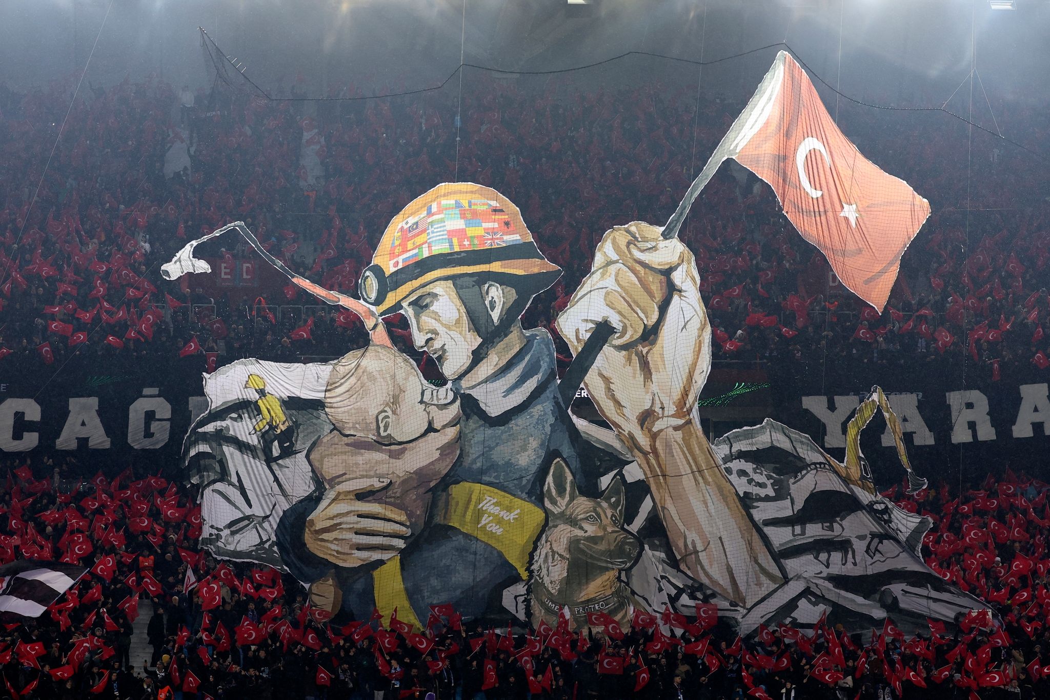 Trabzonspor gegen Basel: Choreografie für Erdbebenopfer