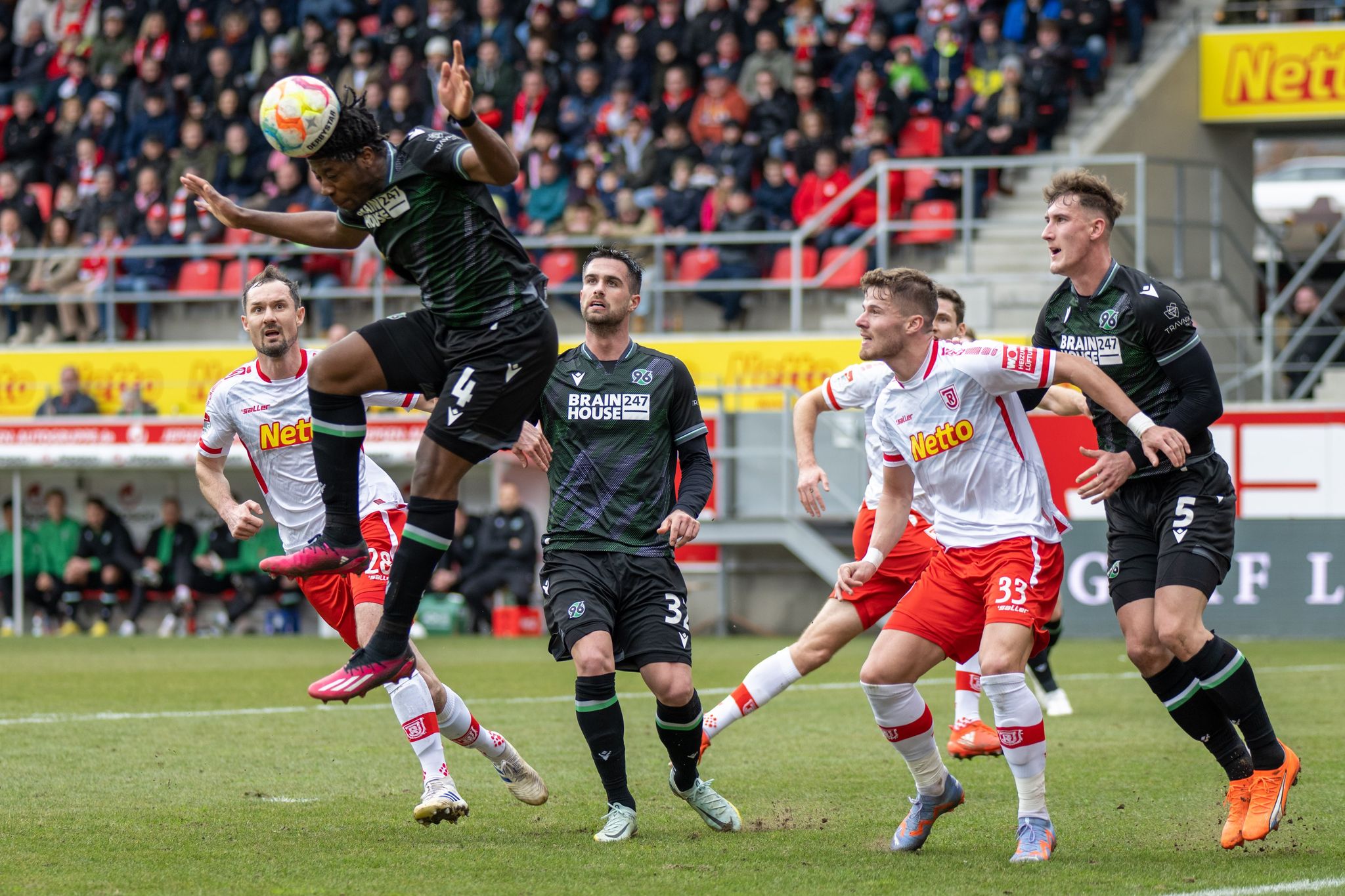 Teuchert rettet Hannover 96: Remis in Regensburg