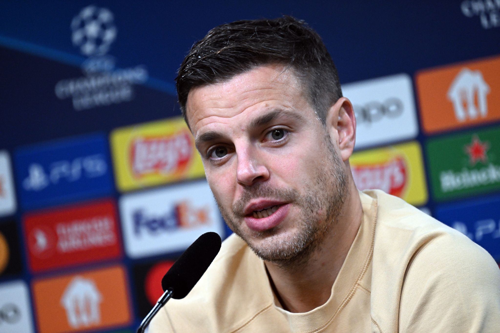 Azpilicueta nach Tritt gegen den Kopf im Krankenhaus