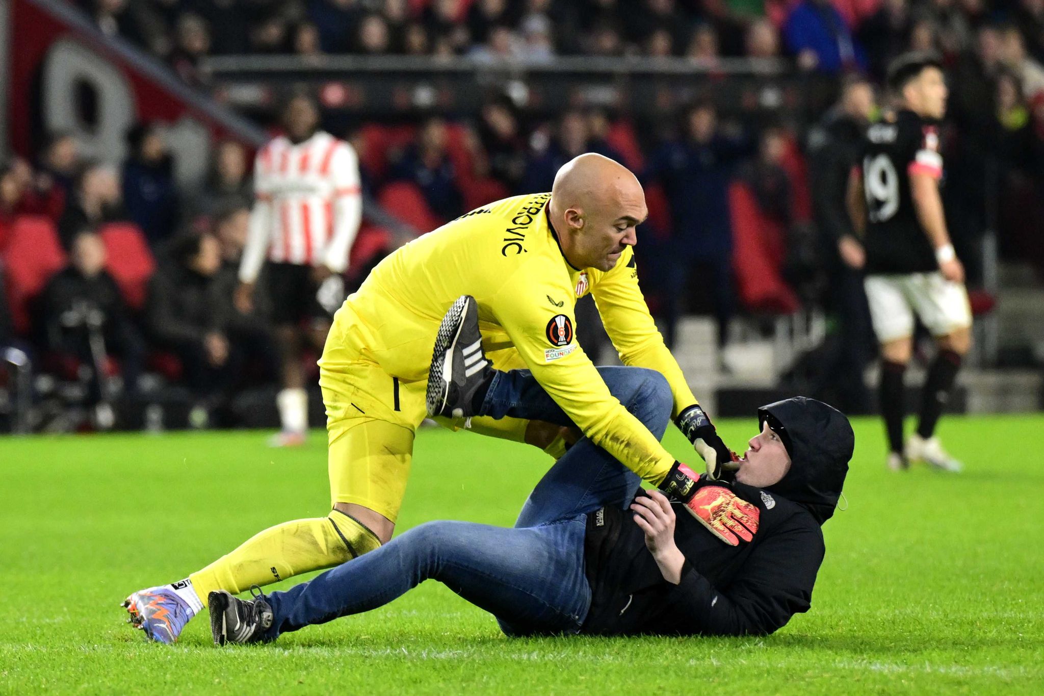 Entsetzen in Eindhoven: Zuschauer schlägt Sevilla-Torwart