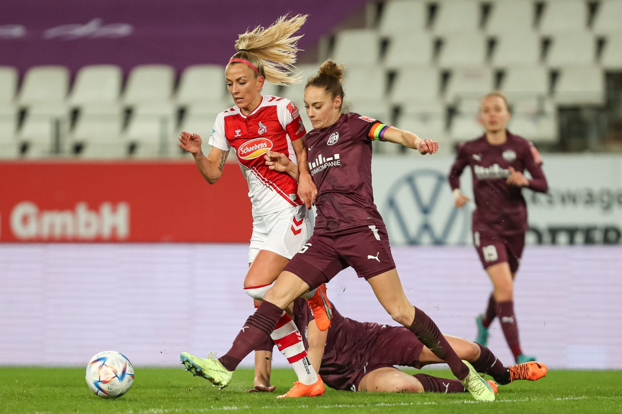 Fußballerinnen des 1. FC Köln erstmals im großen Stadion