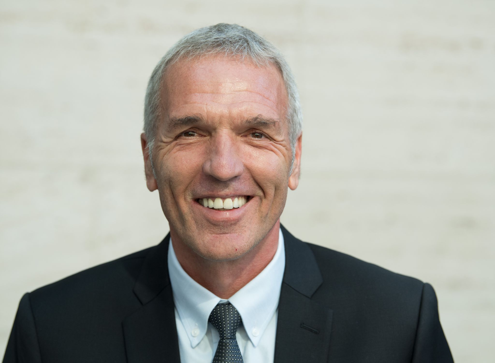 Drittligist Meppen verpflichtet Trainer-Routinier Middendorp