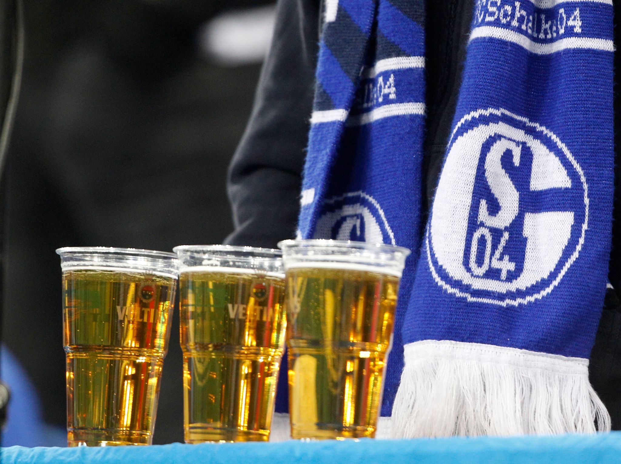 Kein Alkohol beim Derby – S04 hält Verbot nicht für sinnvoll