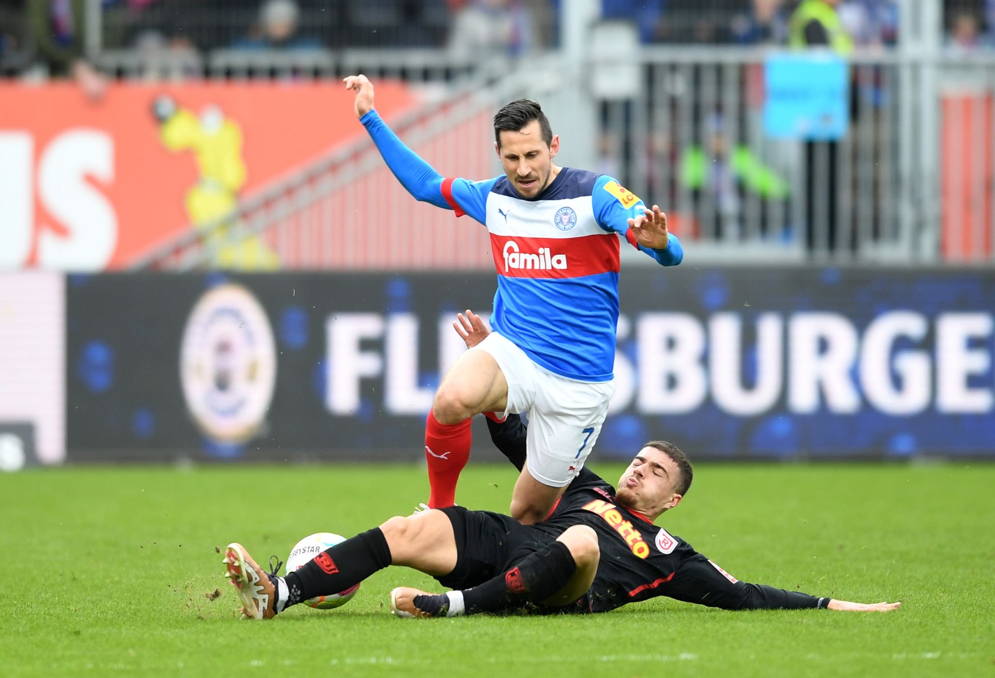 Nach Sieg in Kiel: Regensburg springt auf Relegationsplatz