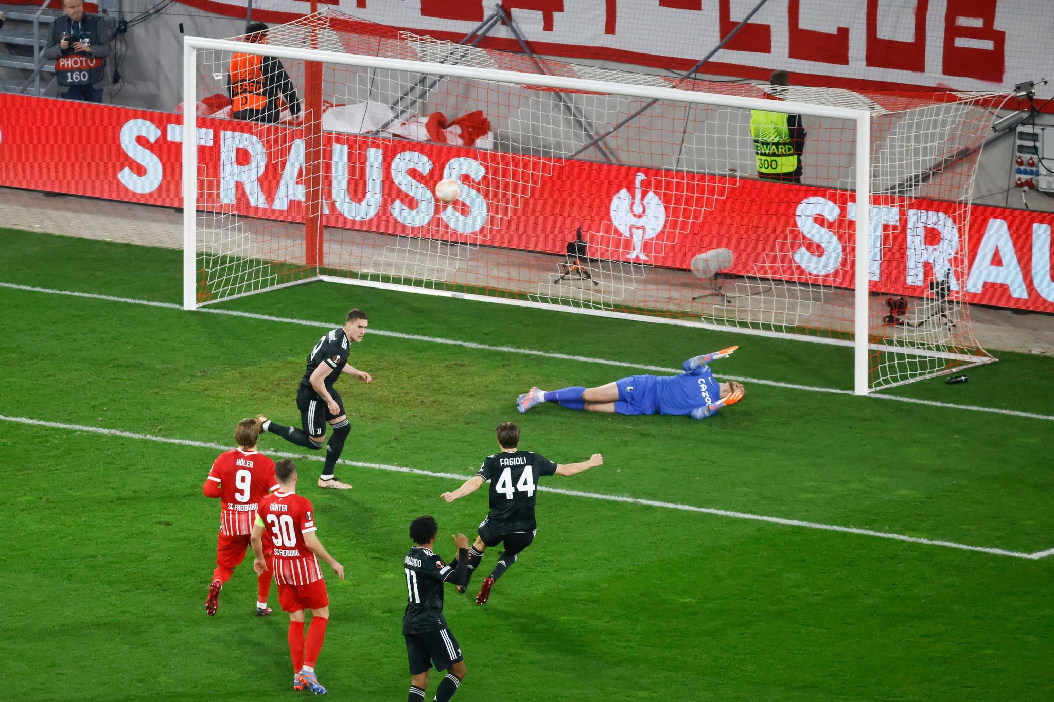 In Unterzahl: Freiburg scheidet gegen Juve aus