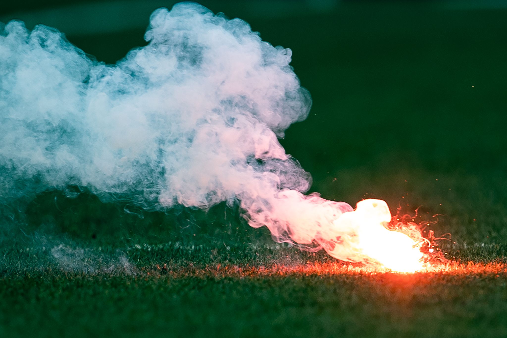 Leuchtraketen: Niedersachsen-Derby zweimal unterbrochen