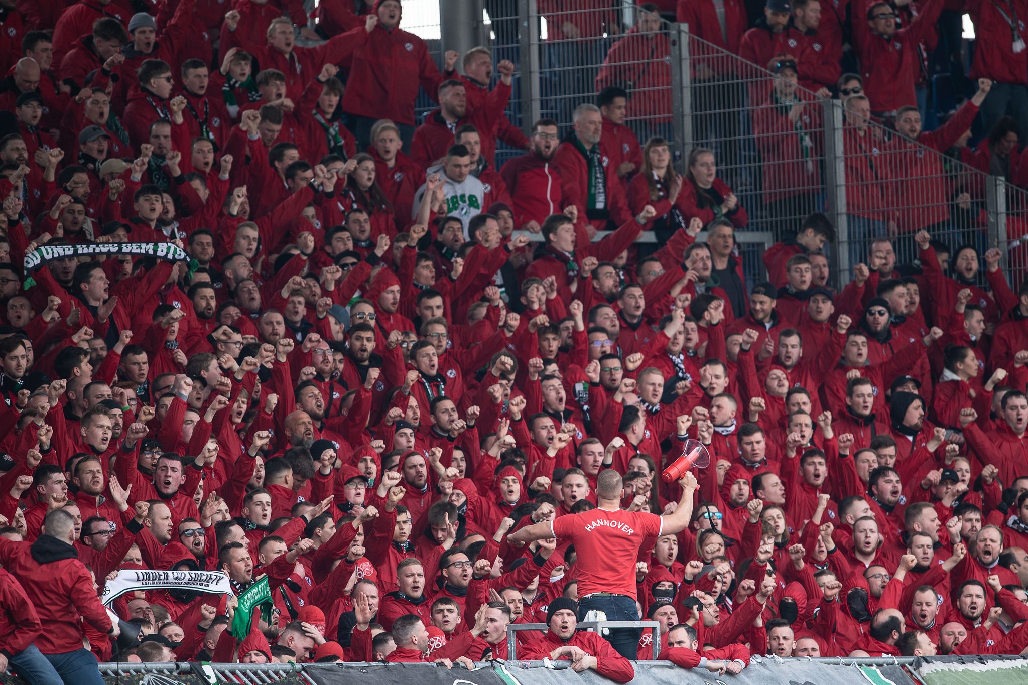 96-Fans randalieren nach Derby-Niederlage am eigenen Stadion