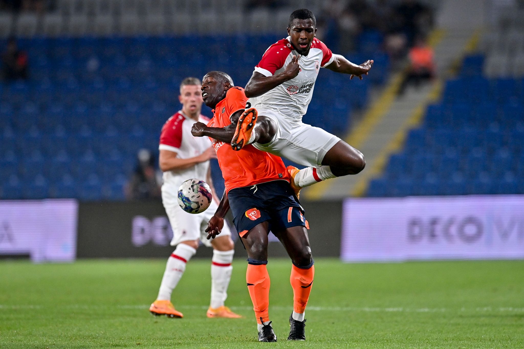 Eintracht Frankfurt verpflichtet Abwehrspieler Pacho