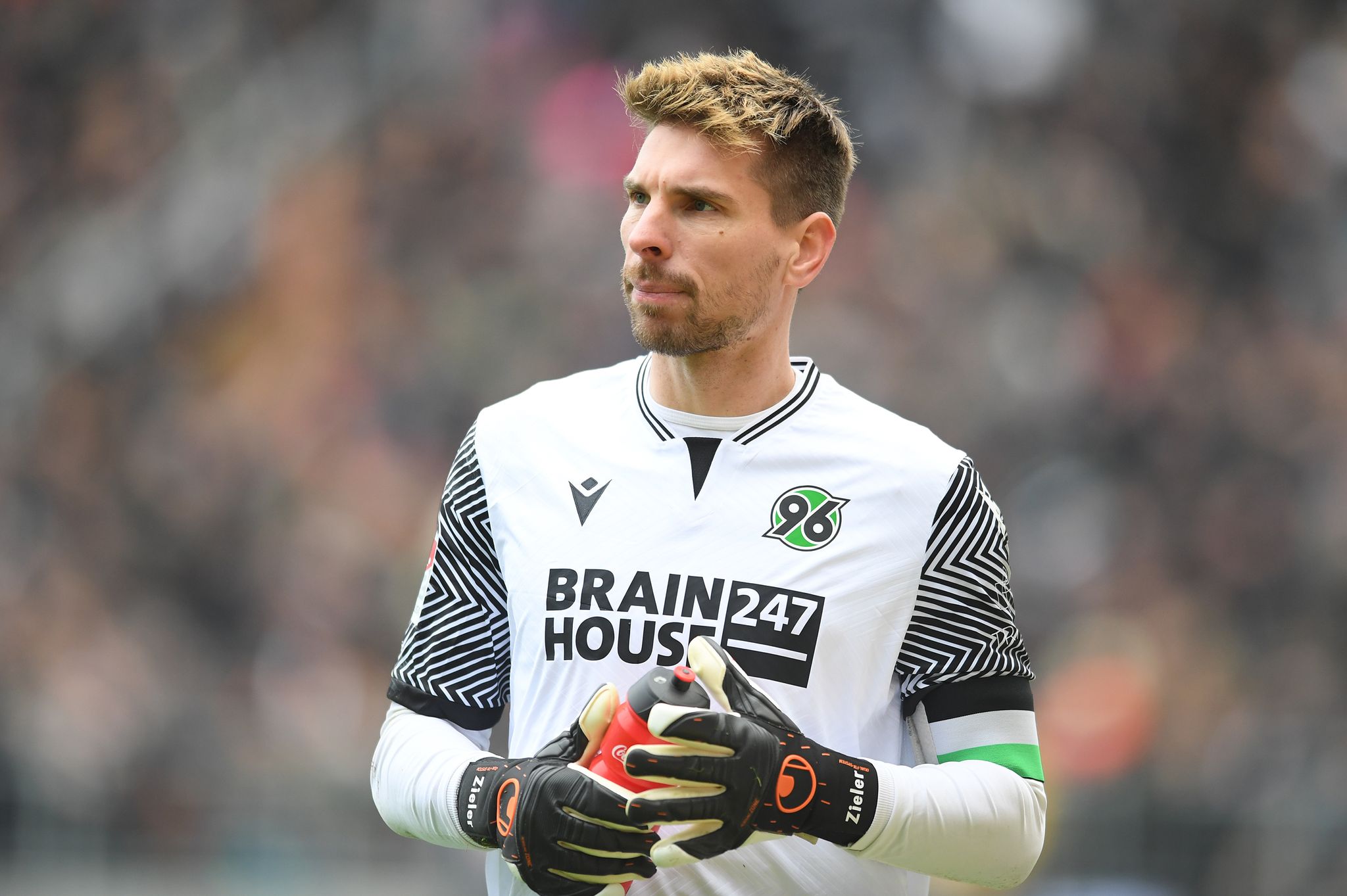 Hannover 96: Vertrag mit Zieler verlängert sich bis 2024