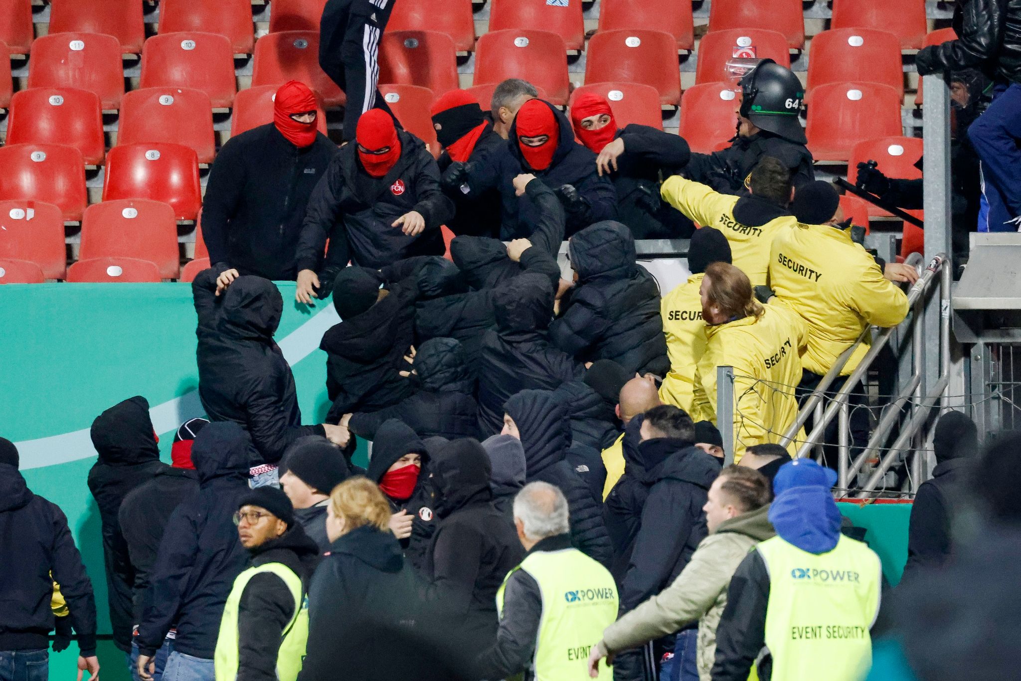 Prügelei zwischen Nürnberger und Stuttgarter Fans im Stadion