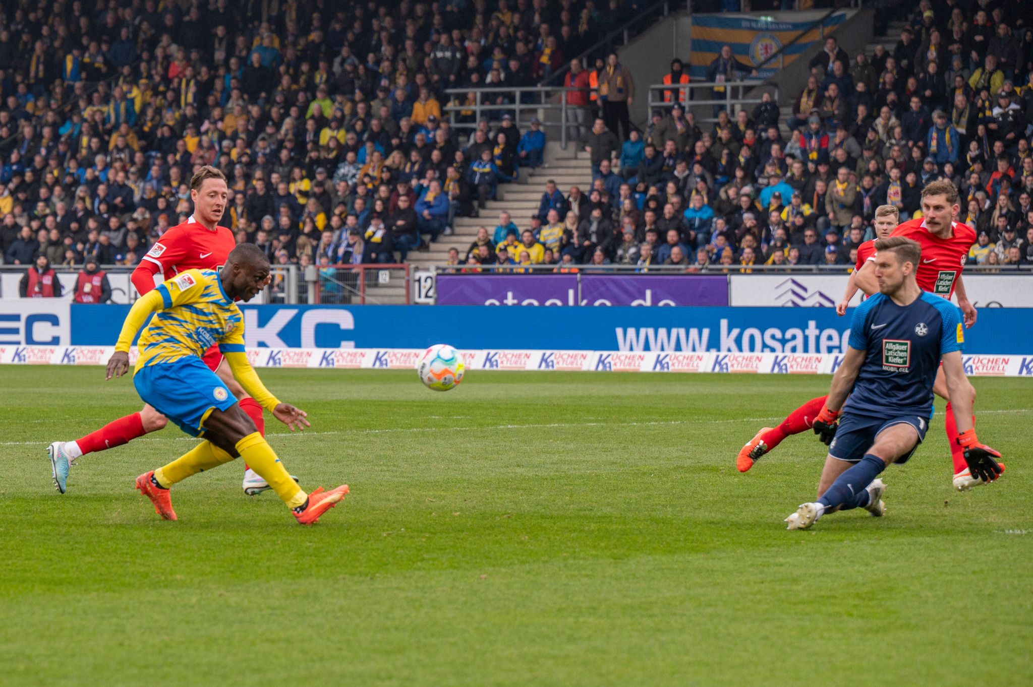 Braunschweig schlägt Kaiserslautern trotz Pherai-Verletzung