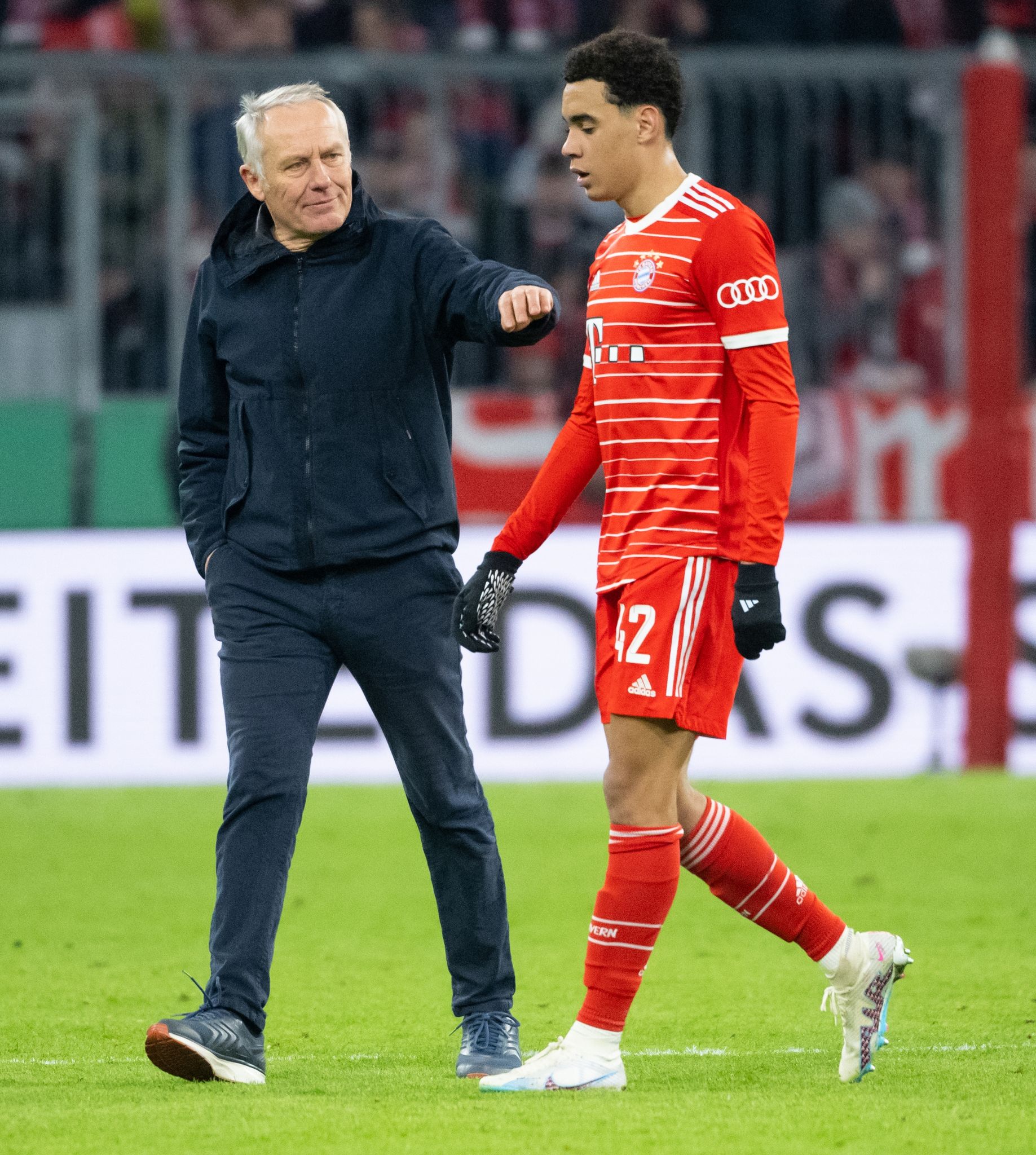 Musiala löst Versprechen ein: Streich bekommt ein Trikot