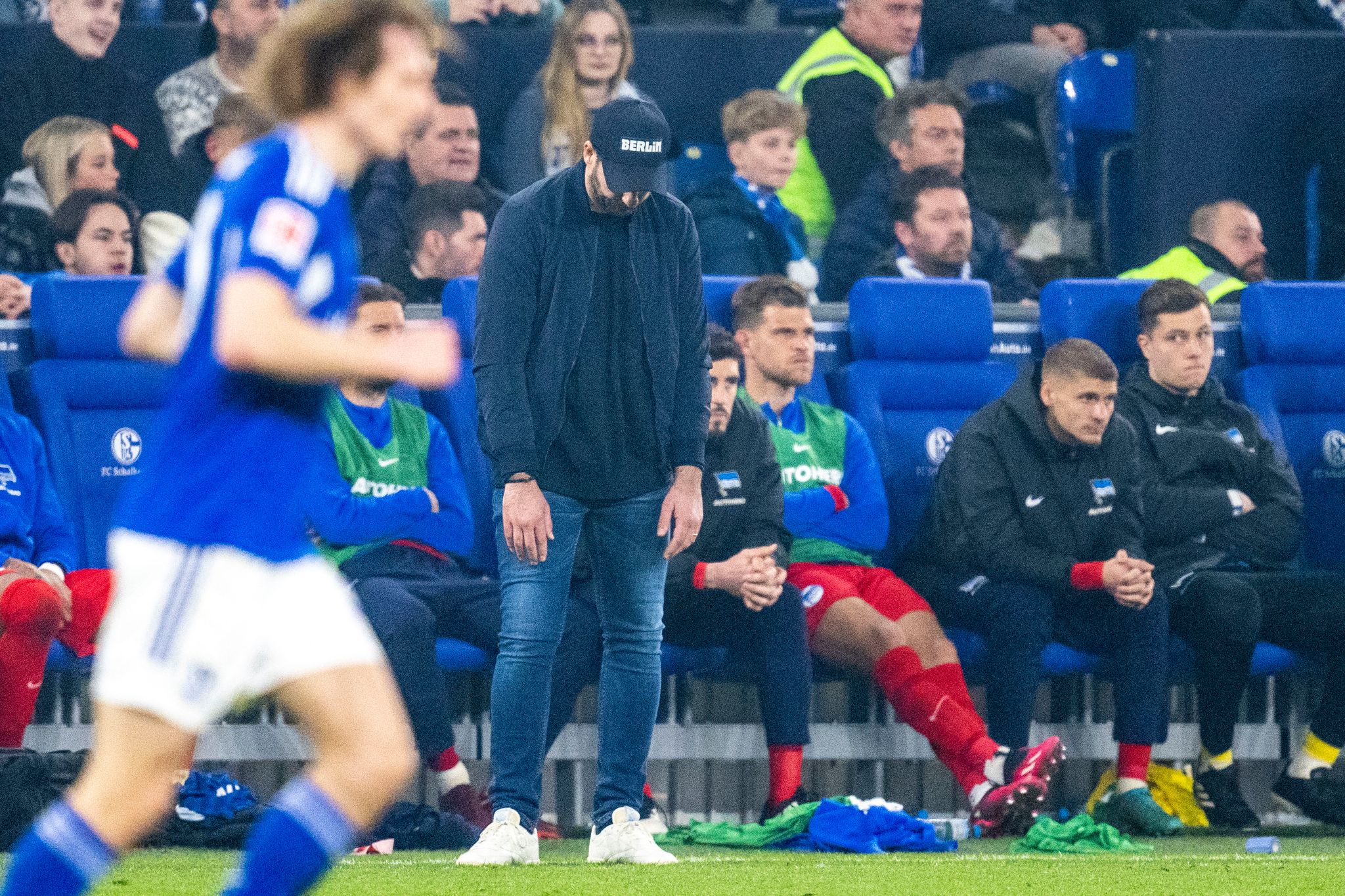 Debatten über Coach bei Hertha – Schalkes Sieg und Sorgen