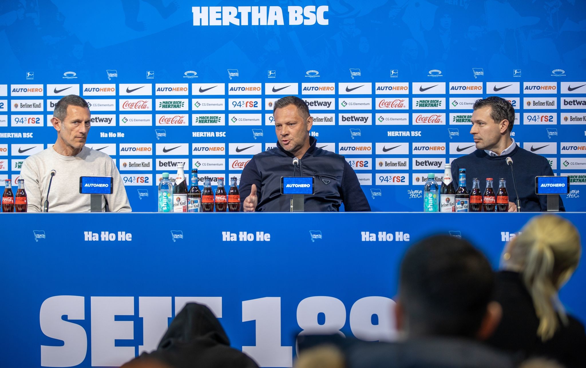 Klatschen und lachen: Dardai versucht es mit guter Laune