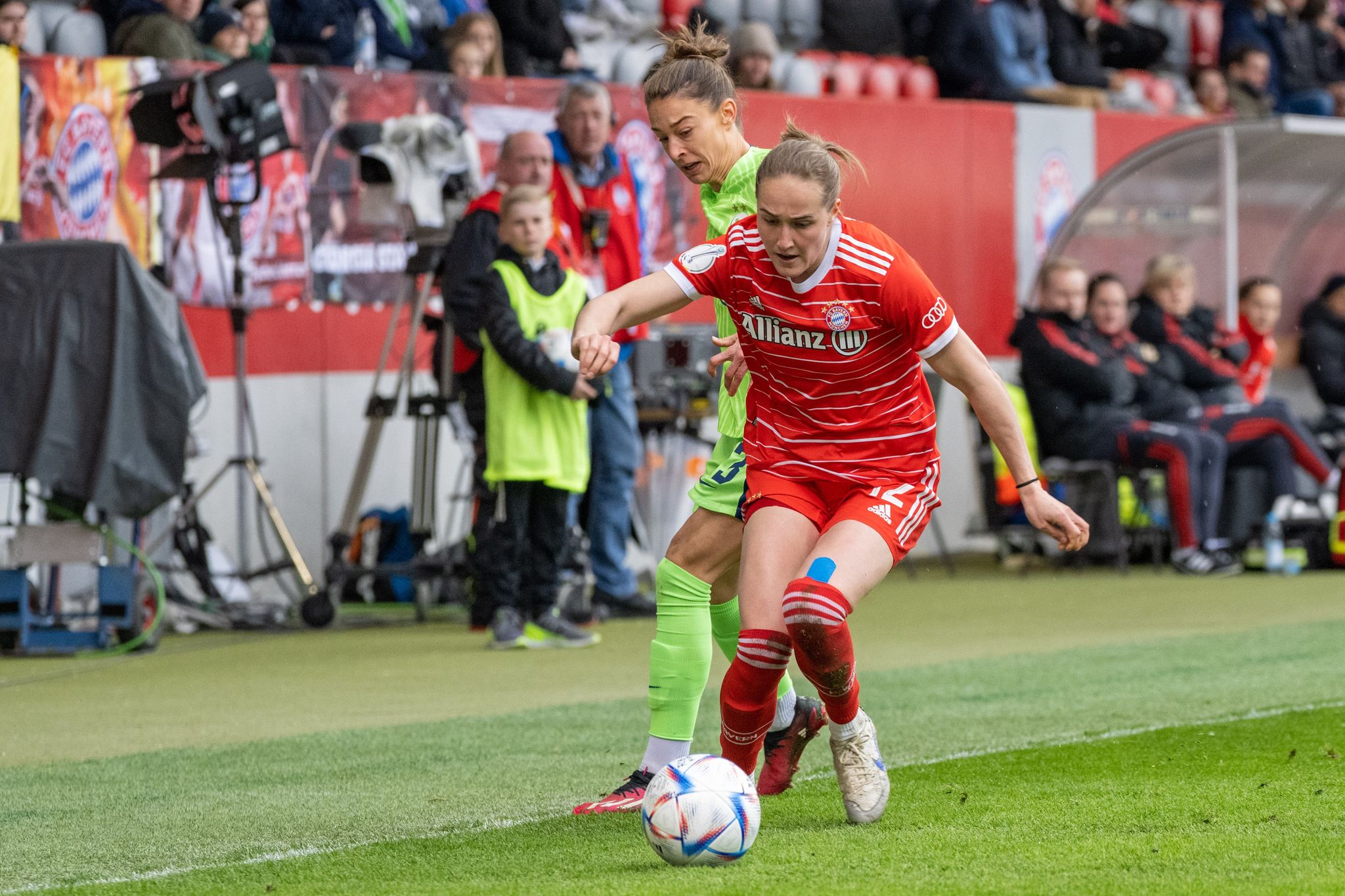 Bayern-Frauen nach Fußball-Torgala wieder vor Wolfsburg