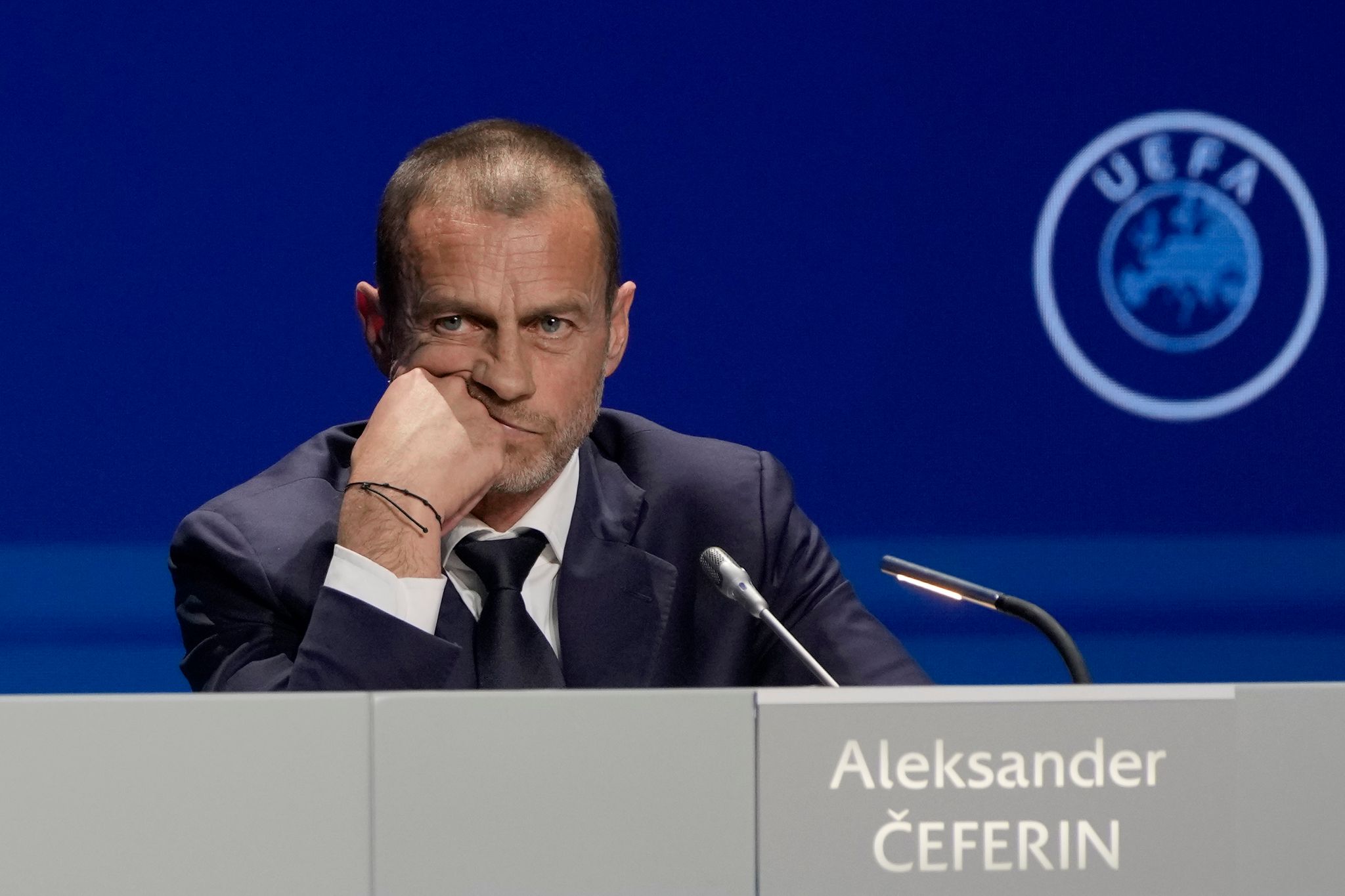 Der Fußball verzweifelt an der Handspiel-Regel