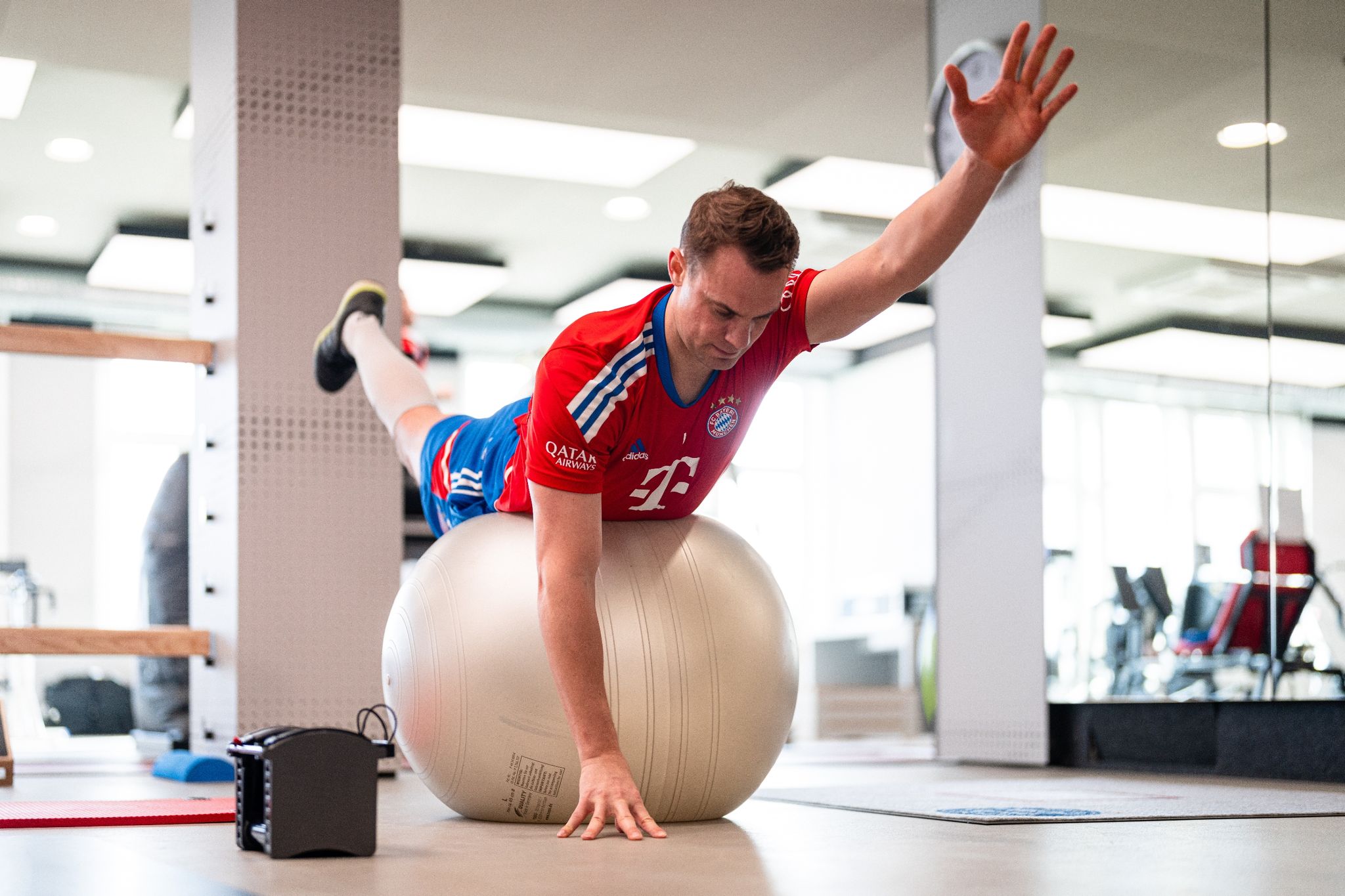 Verletzter Bayern-Kapitän Neuer: «Wir werden Meister»