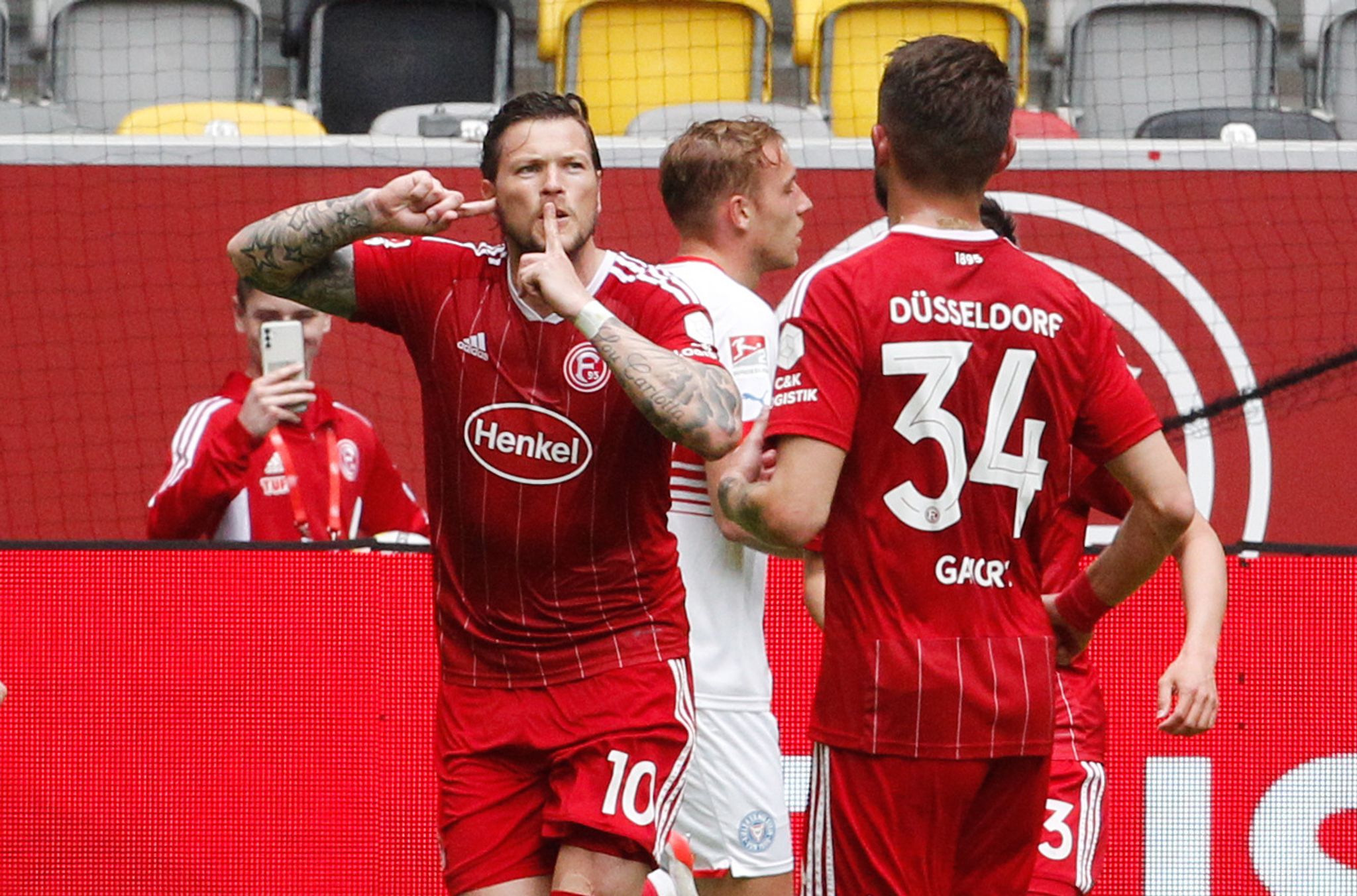 Düsseldorf rückt heran – Rostock verschafft sich Luft