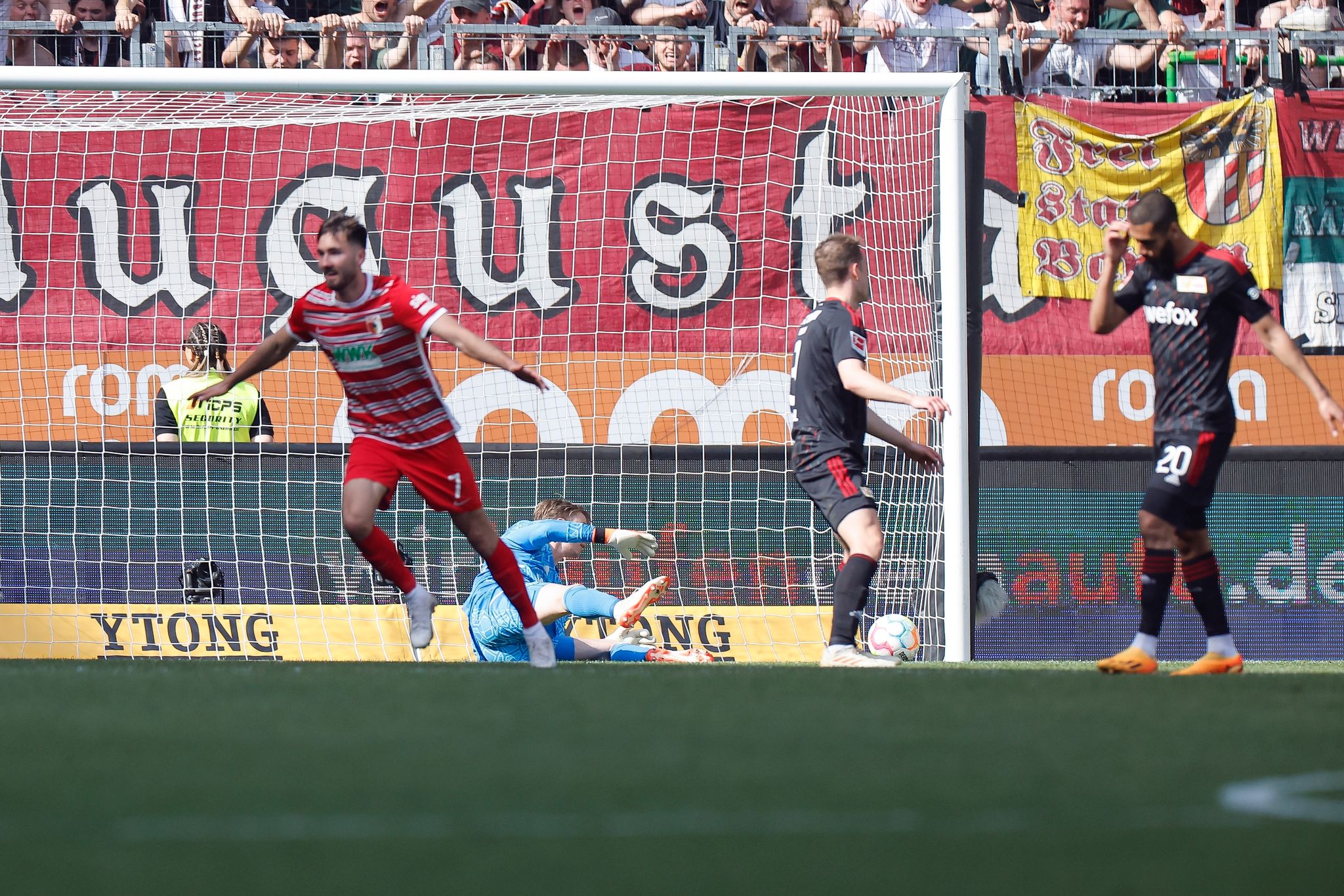 Augsburg fast gerettet nach Sieg gegen Union Berlin