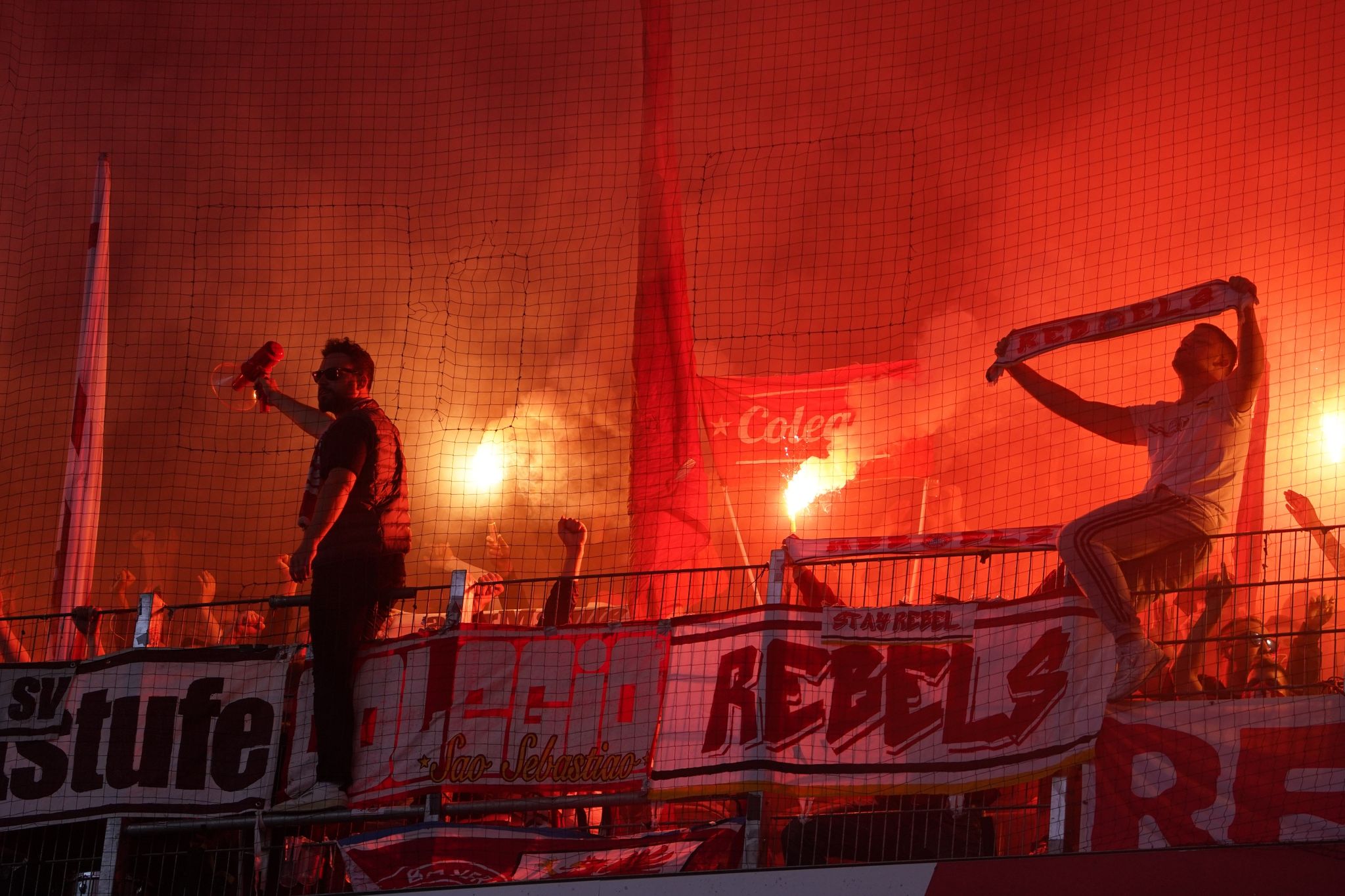 Polizei stoppt Bayern-Fanbusse nach Pyro-Aktion –