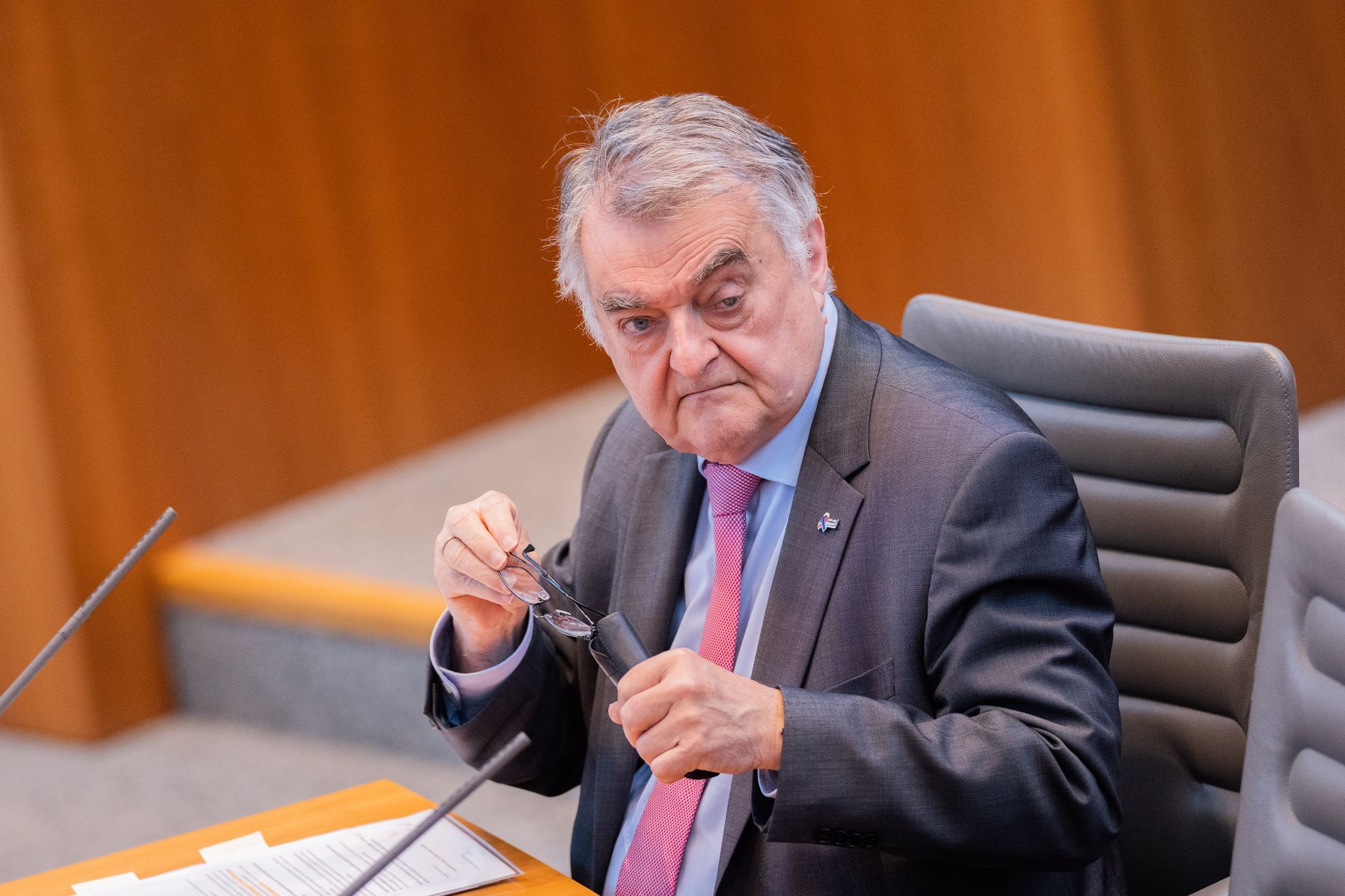 Reul bestreitet persönliche Interessen bei Spiel-Verlegung
