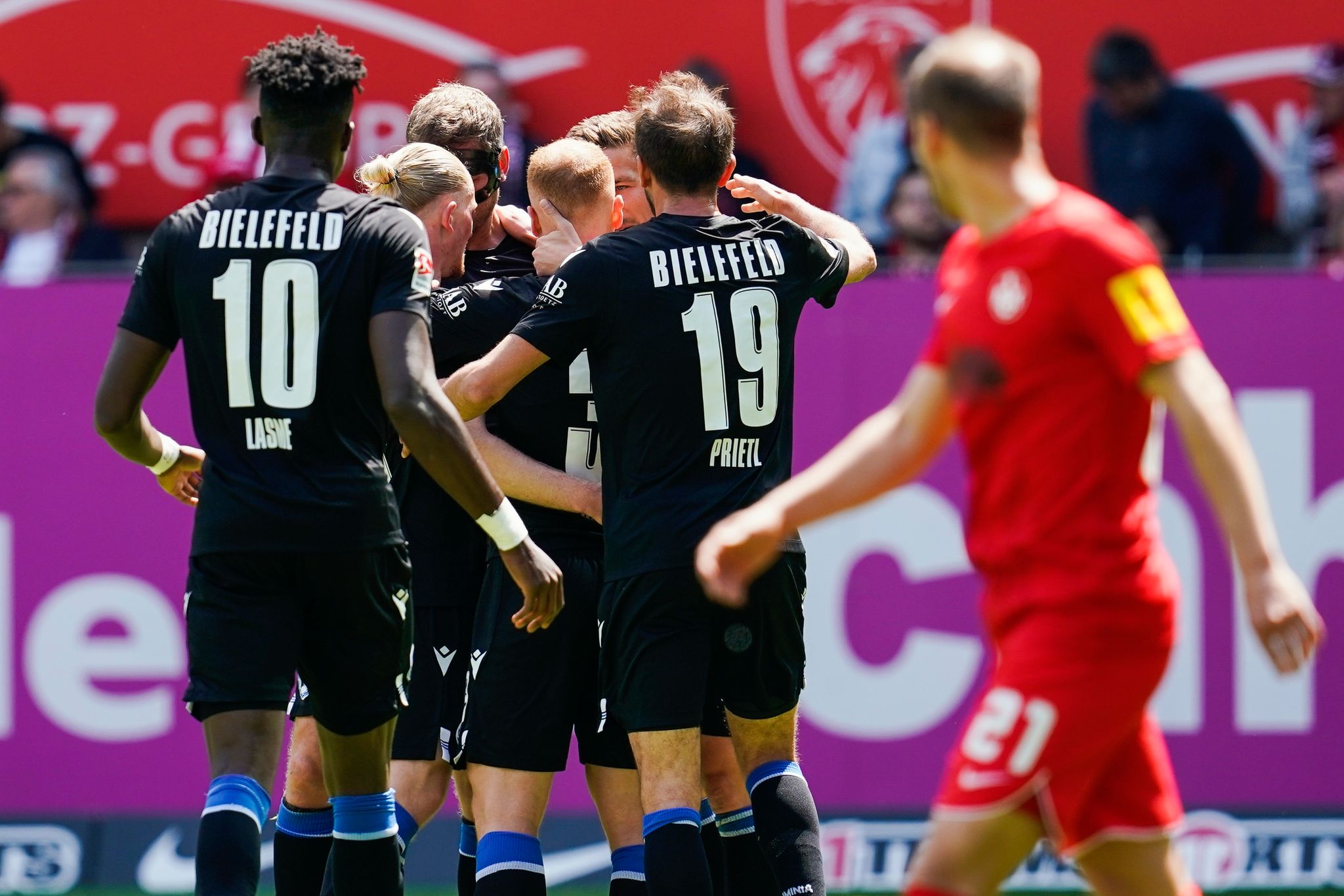 Bielefeld mit Last-Minute-Sieg auf dem Betzenberg