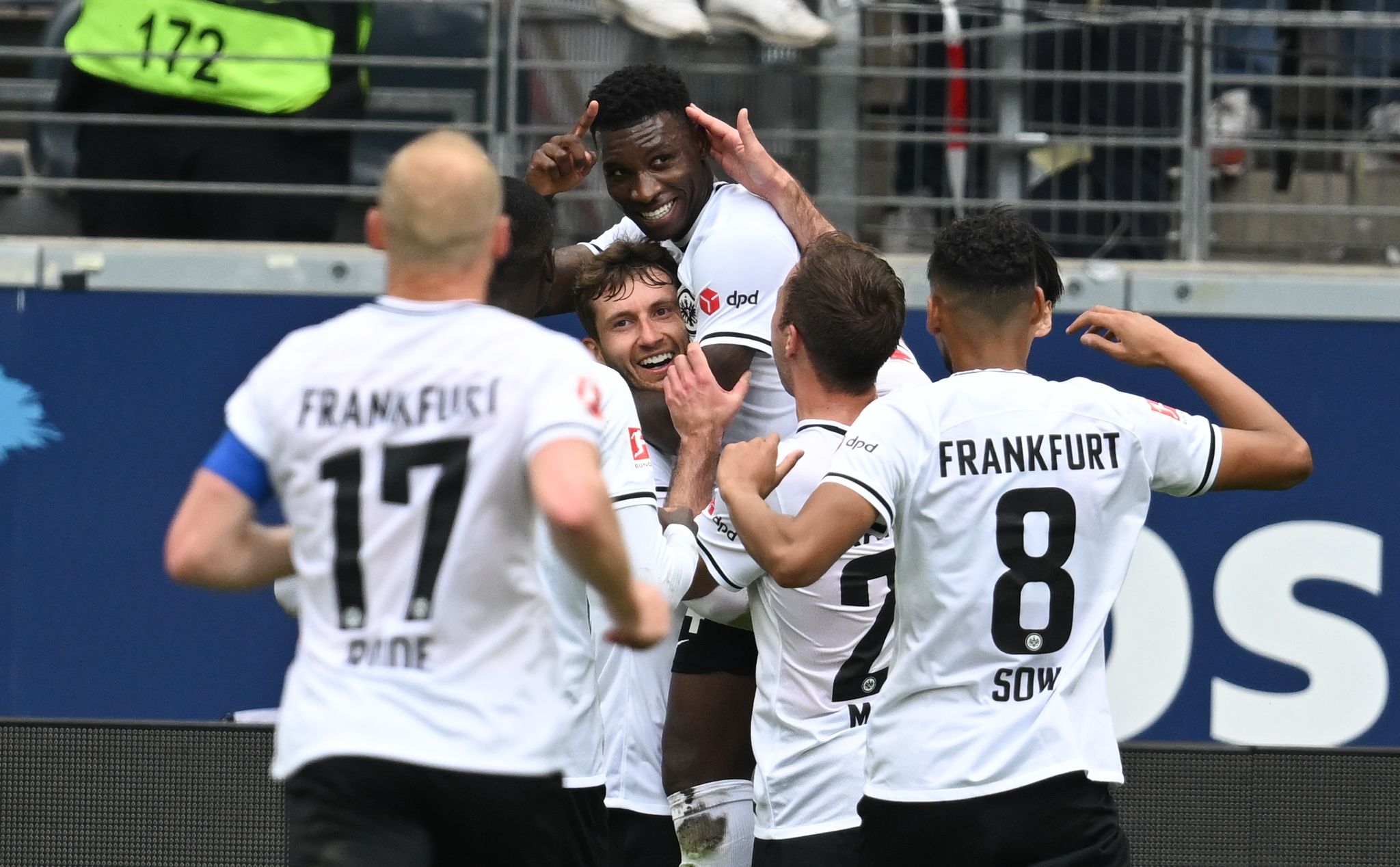 Last fällt ab: Logen-Gast Glasner genießt Frankfurter Sieg