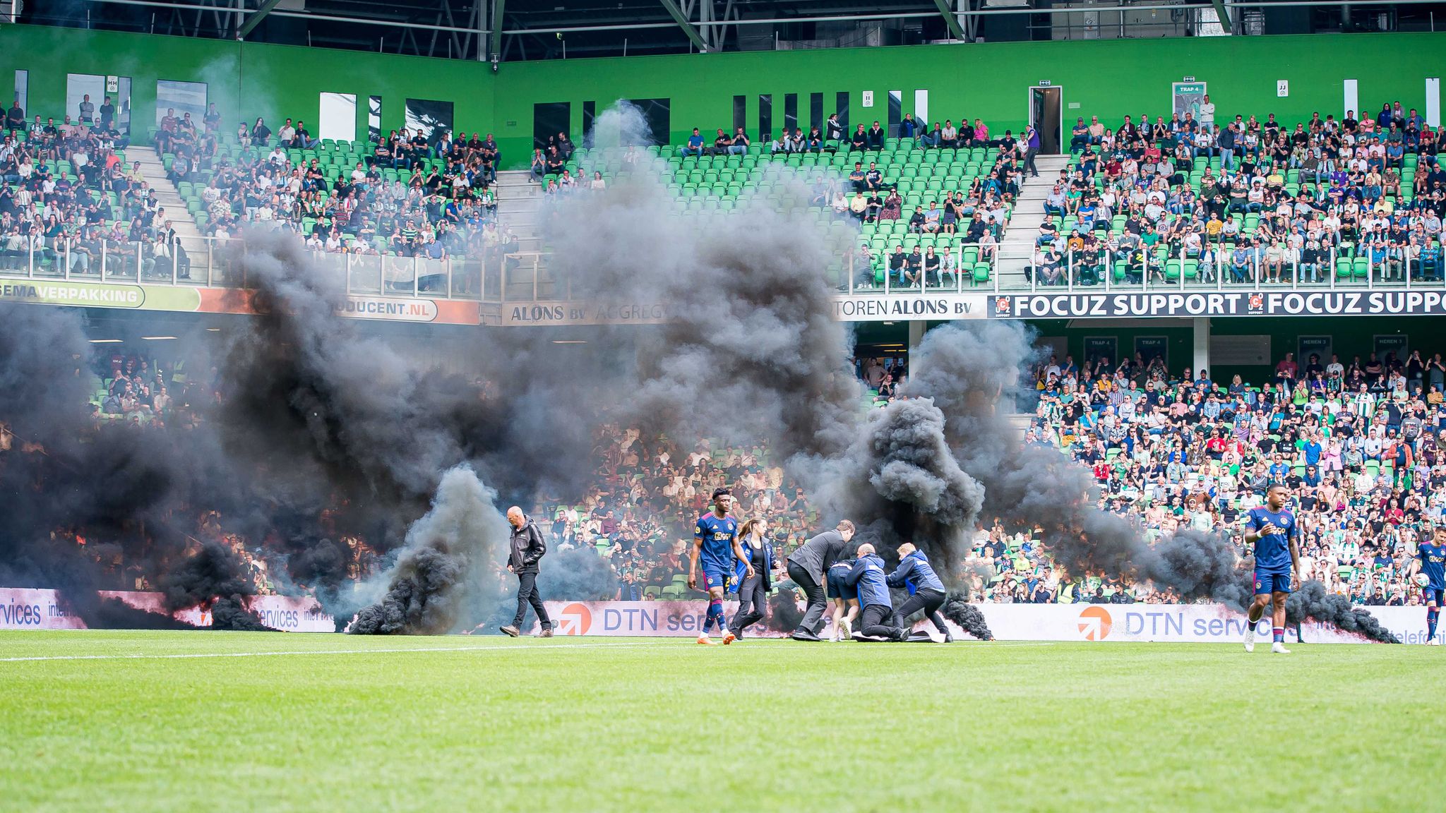 Rauchbomben in den Niederlanden: Ajax-Spiel abgebrochen