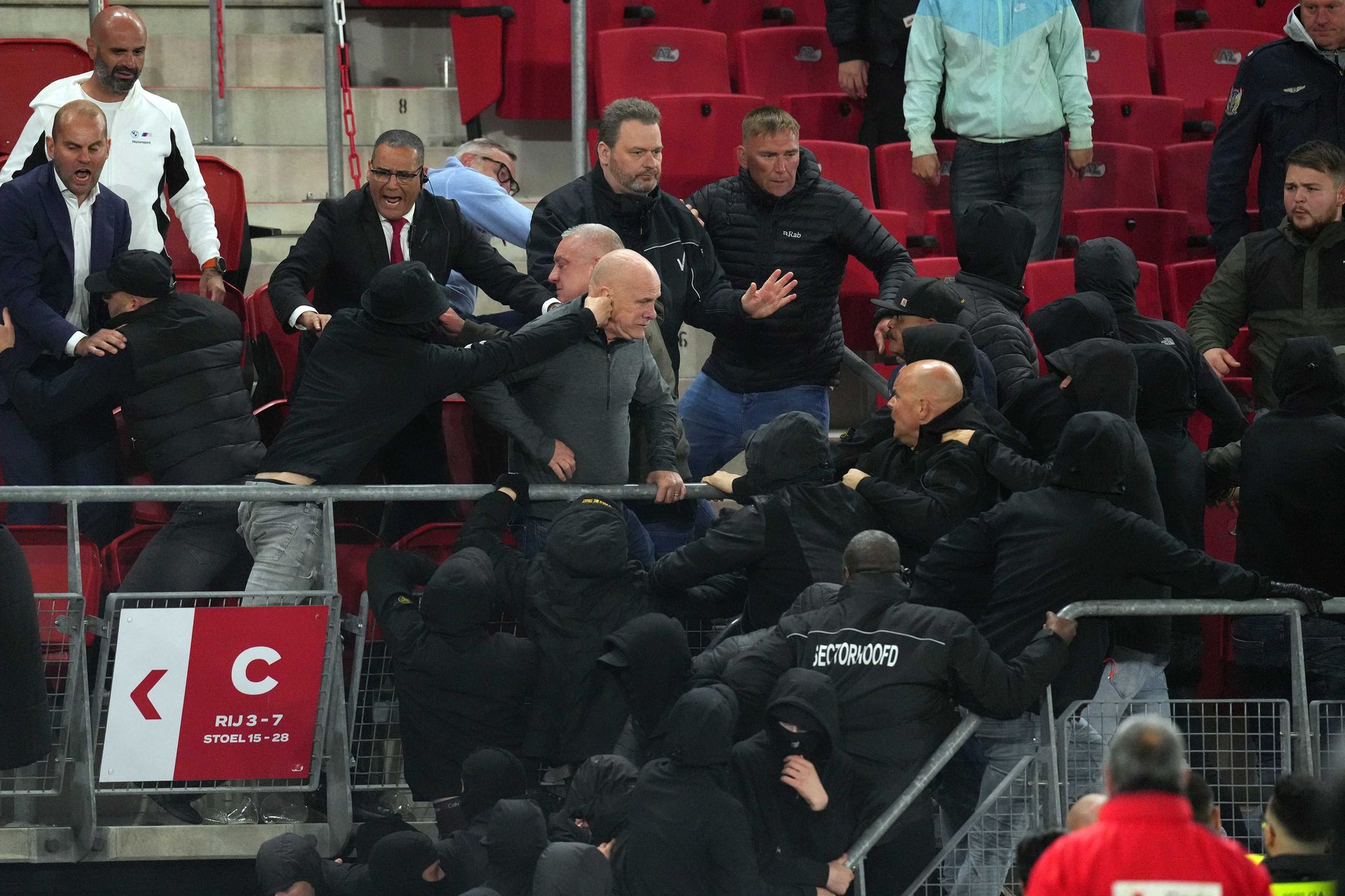 Nach West Hams Final-Einzug: Profis und Fans in Handgemenge