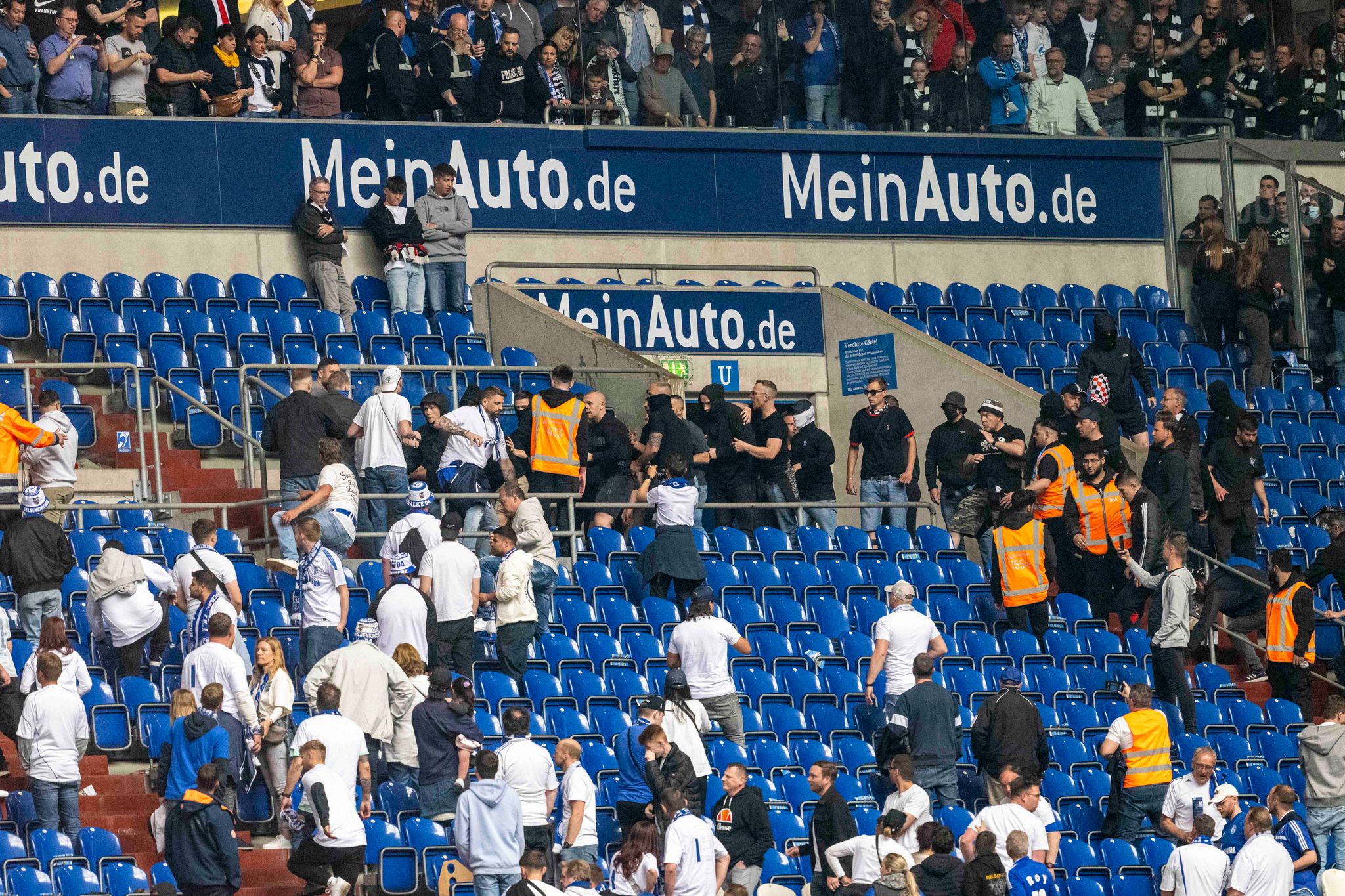 Fans prügeln sich nach 2:2 zwischen Schalke und Frankfurt