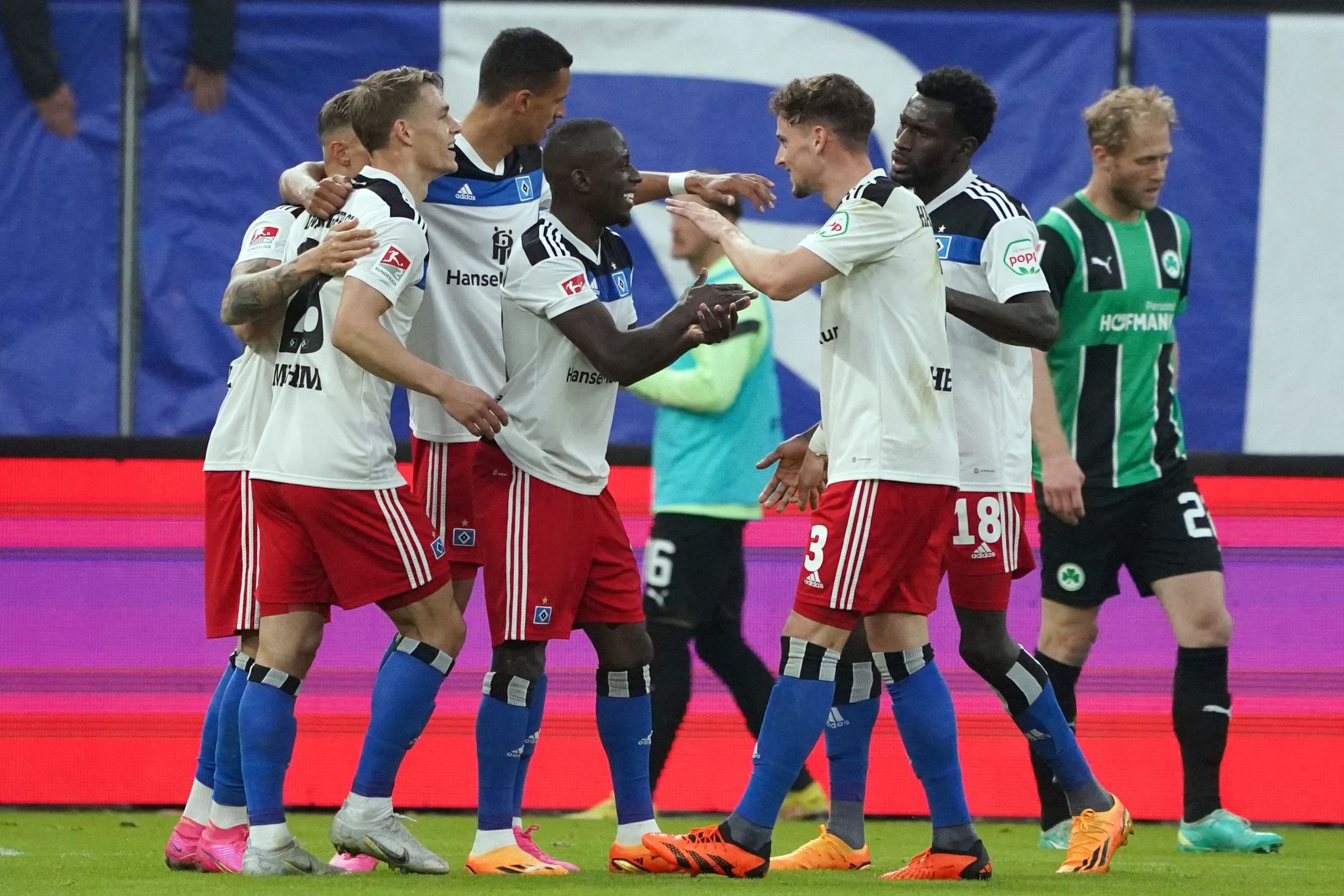 HSV schlägt Fürth und bleibt an Heidenheim dran