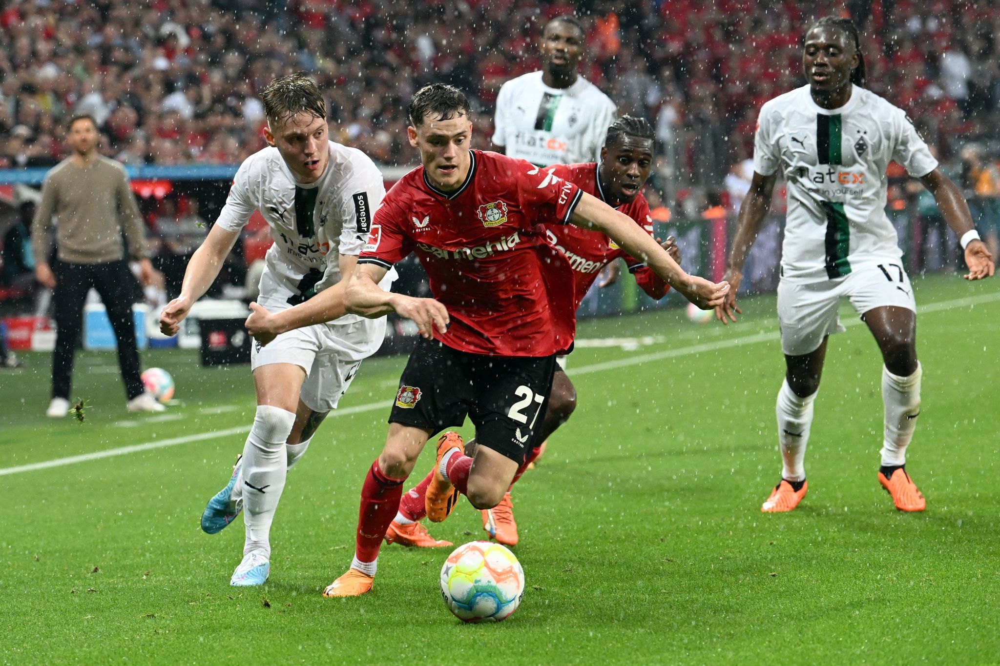 Gladbach sichert sich späten Punkt bei Bayer Leverkusen