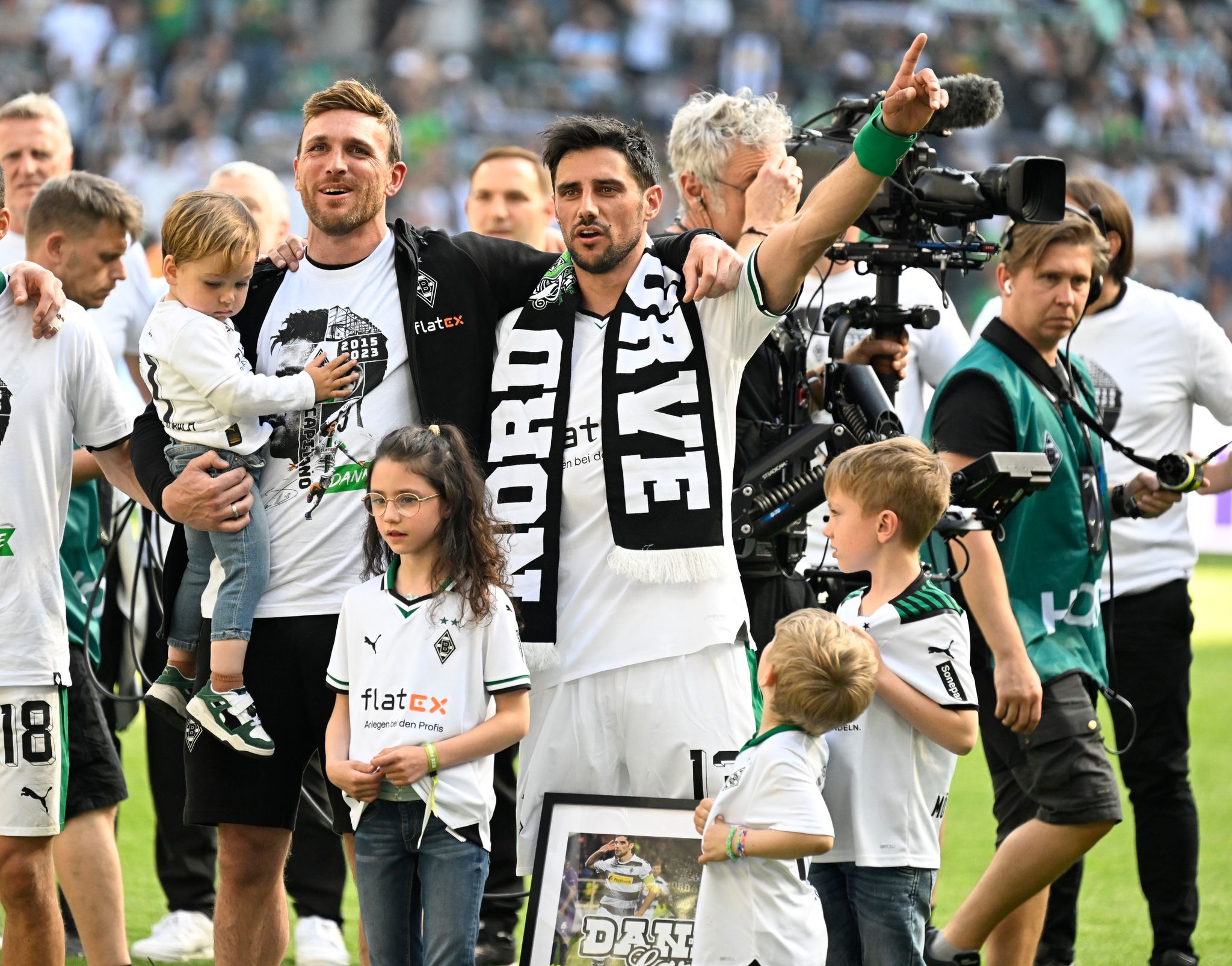 Augsburg rettet sich bei Stindl-Abschied in Gladbach