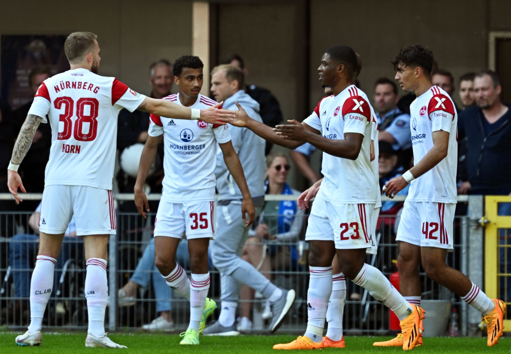 1. FC Nürnberg wendet Relegation ab: Schleimer der Retter