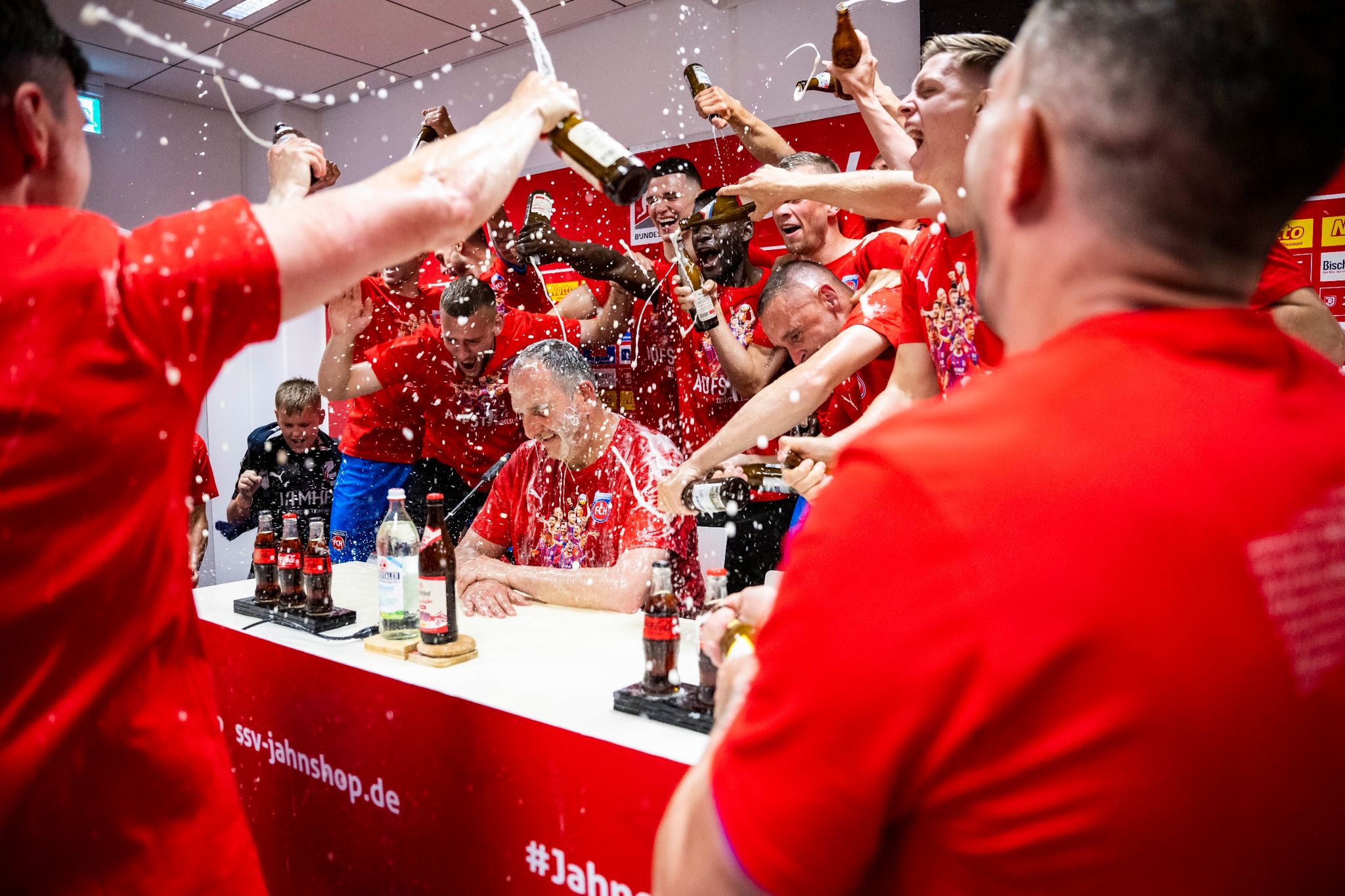 Heidenheims Coach Schmidt über Bierdusche: «Ist gut, Jungs»