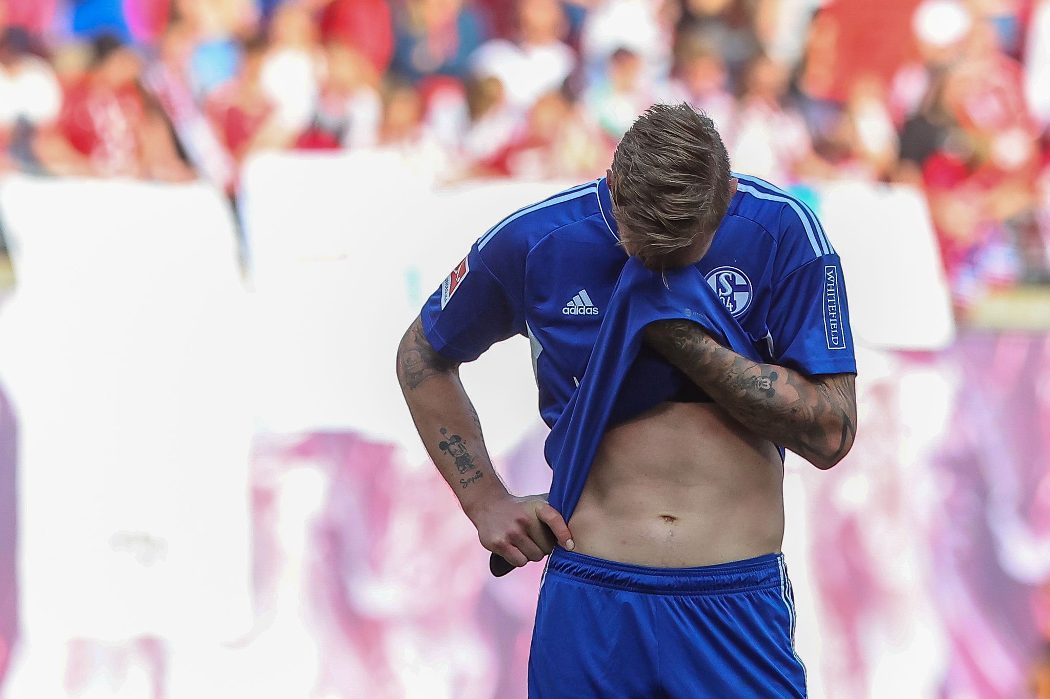 Abstieg ohne Chaos: Schalke trauert und peilt Rückkehr an