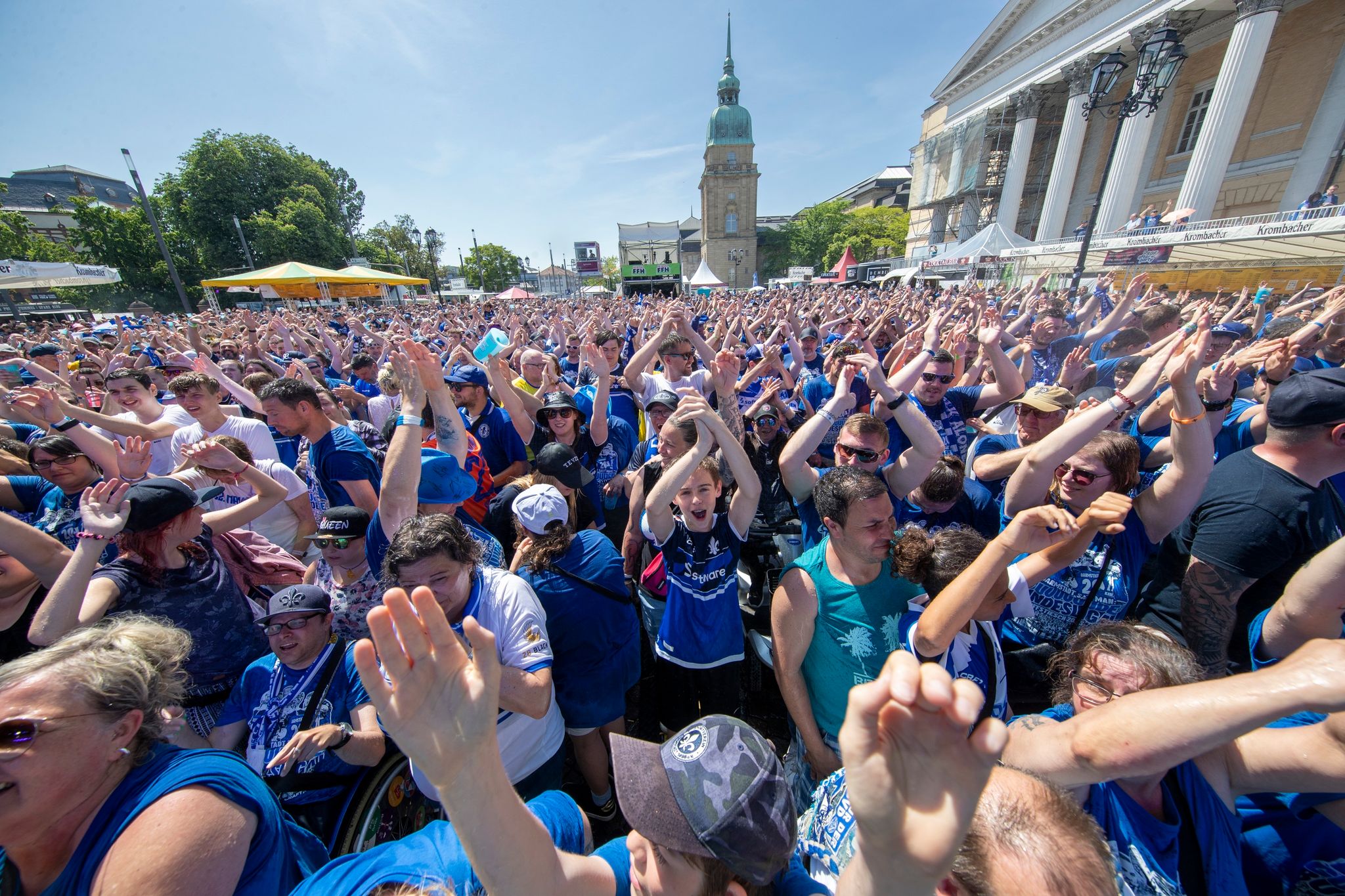 Begeisterter Empfang für Bundesliga-Aufsteiger Darmstadt 98