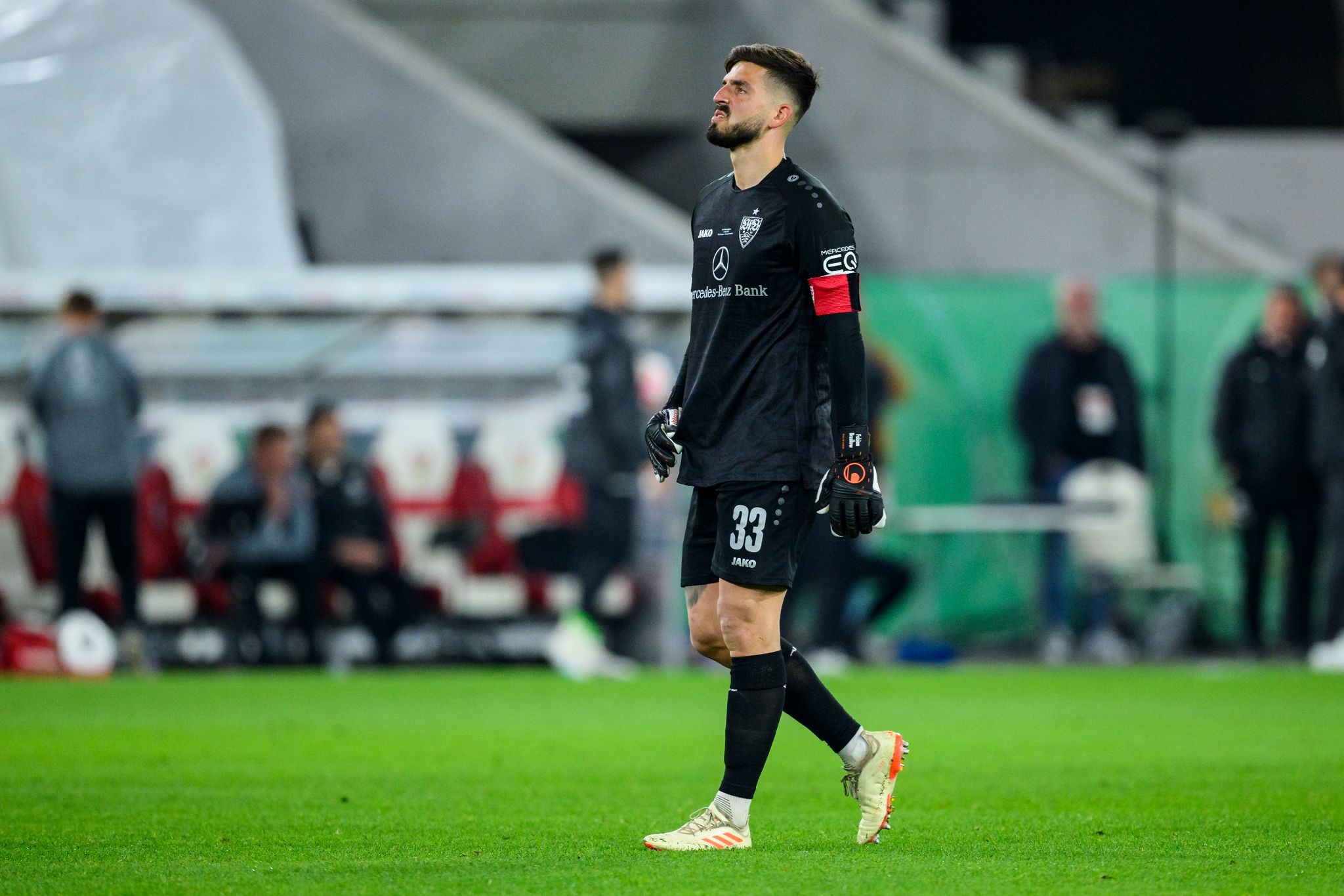 Stuttgart bangt vor Relegation um Torhüter Bredlow