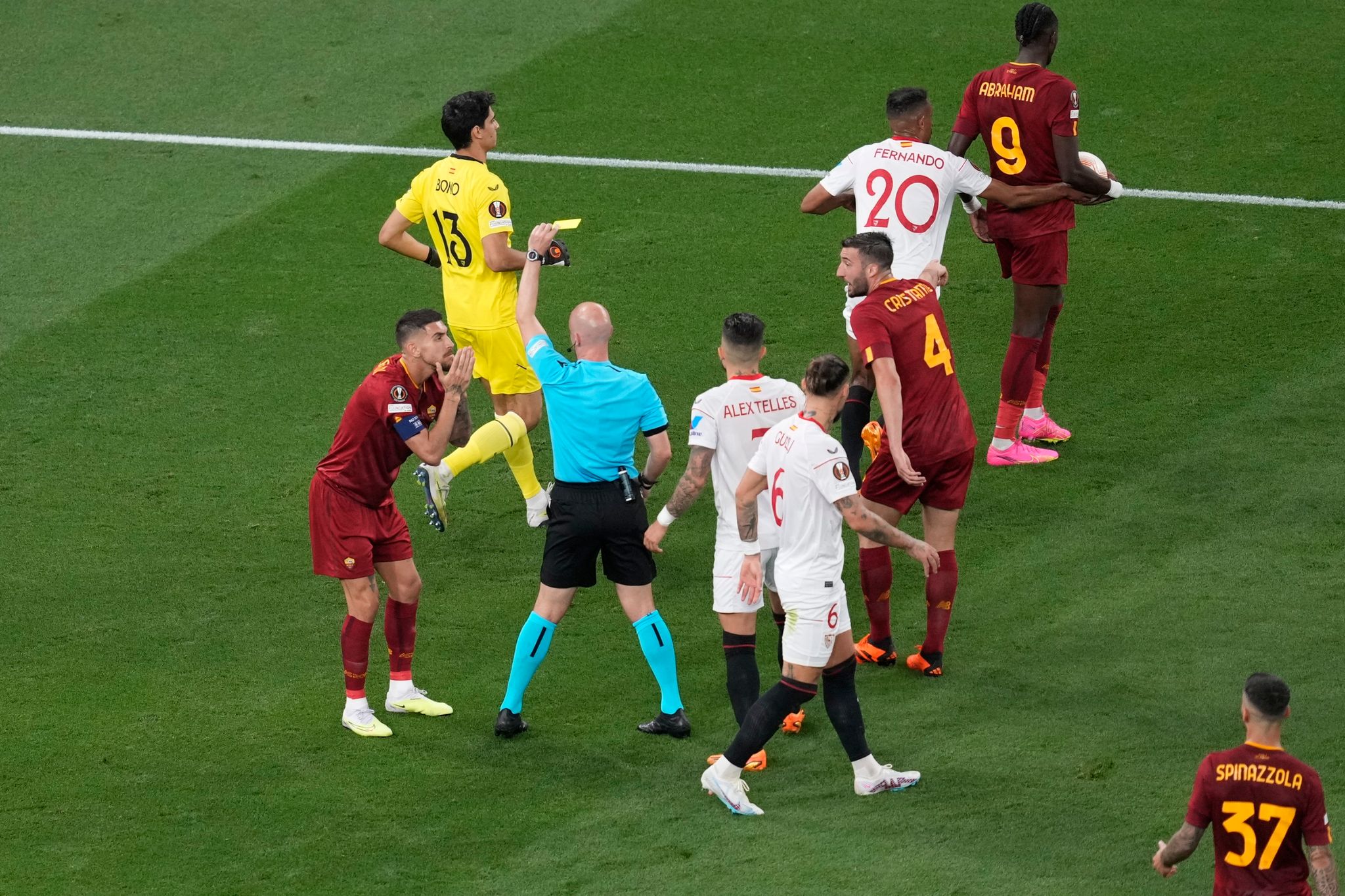 Europa-League-Schiri Taylor am Flughafen bedrängt