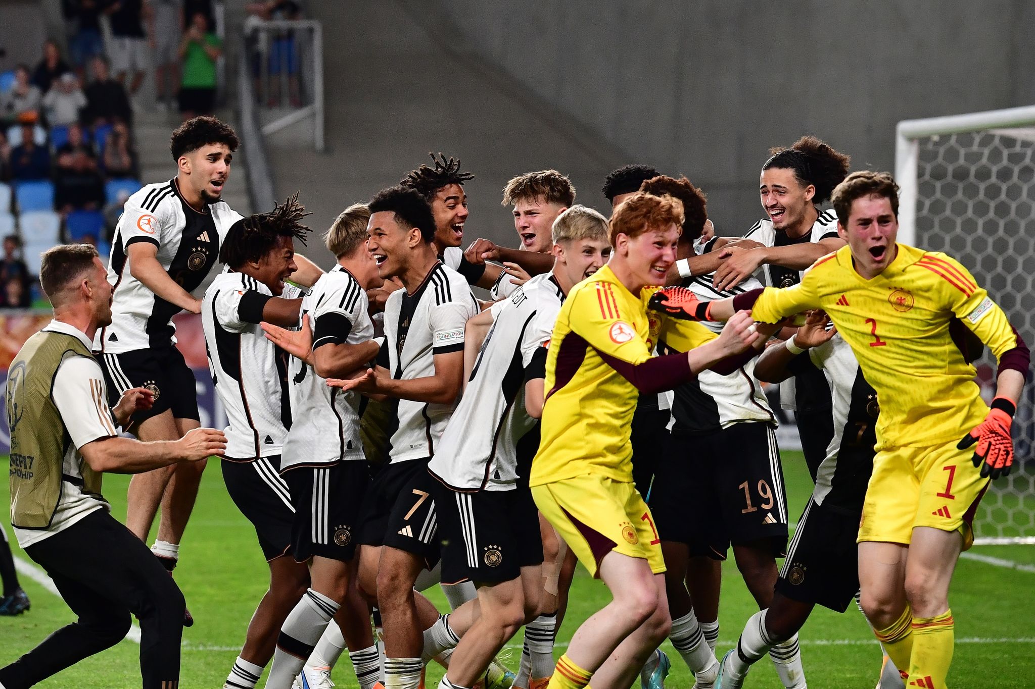 Flick und Neuendorf gratulieren U17-Europameistern